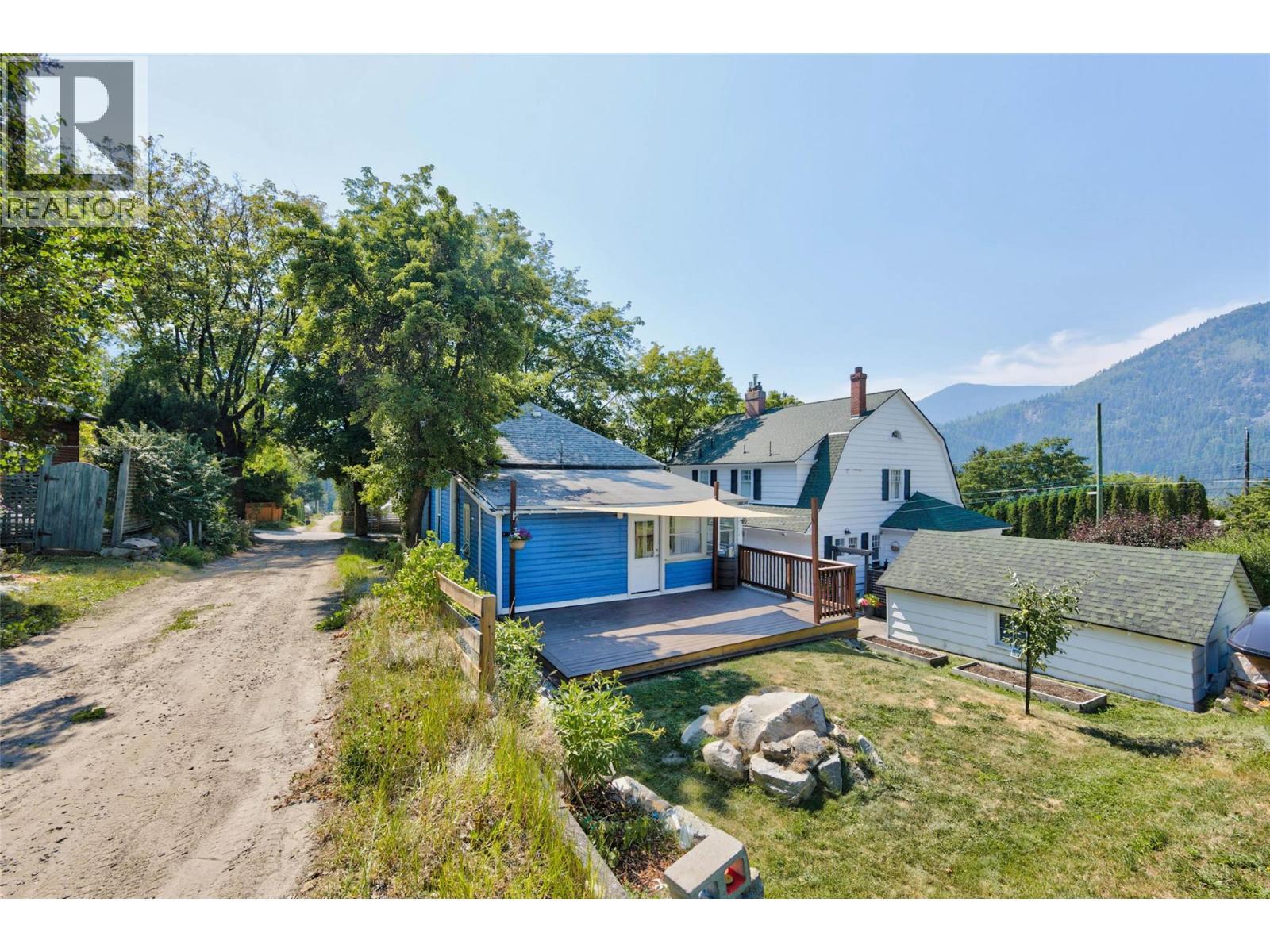 1011 Hall Street, Nelson, BC - Outdoor