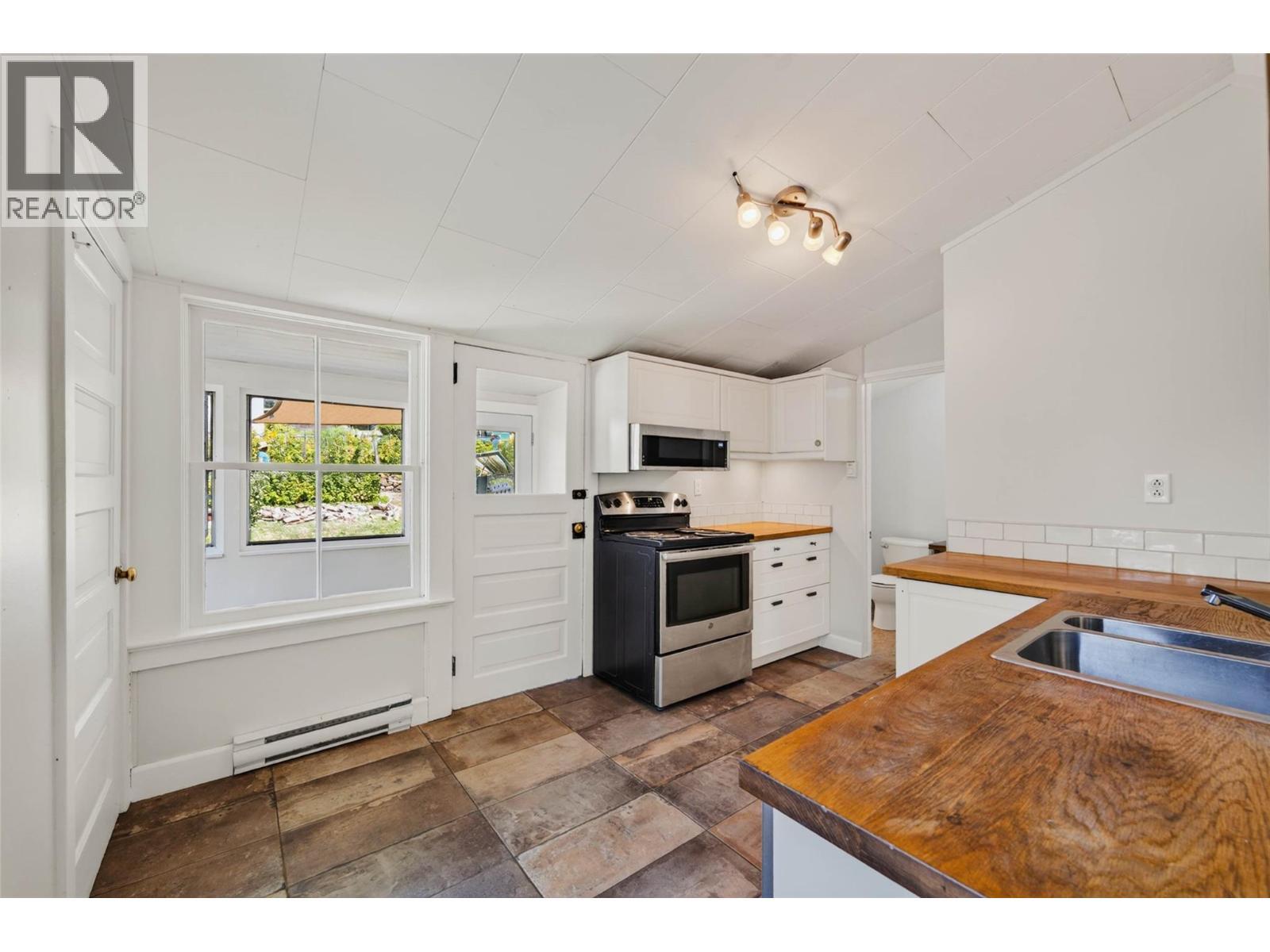 1011 Hall Street, Nelson, BC - Indoor Photo Showing Kitchen
