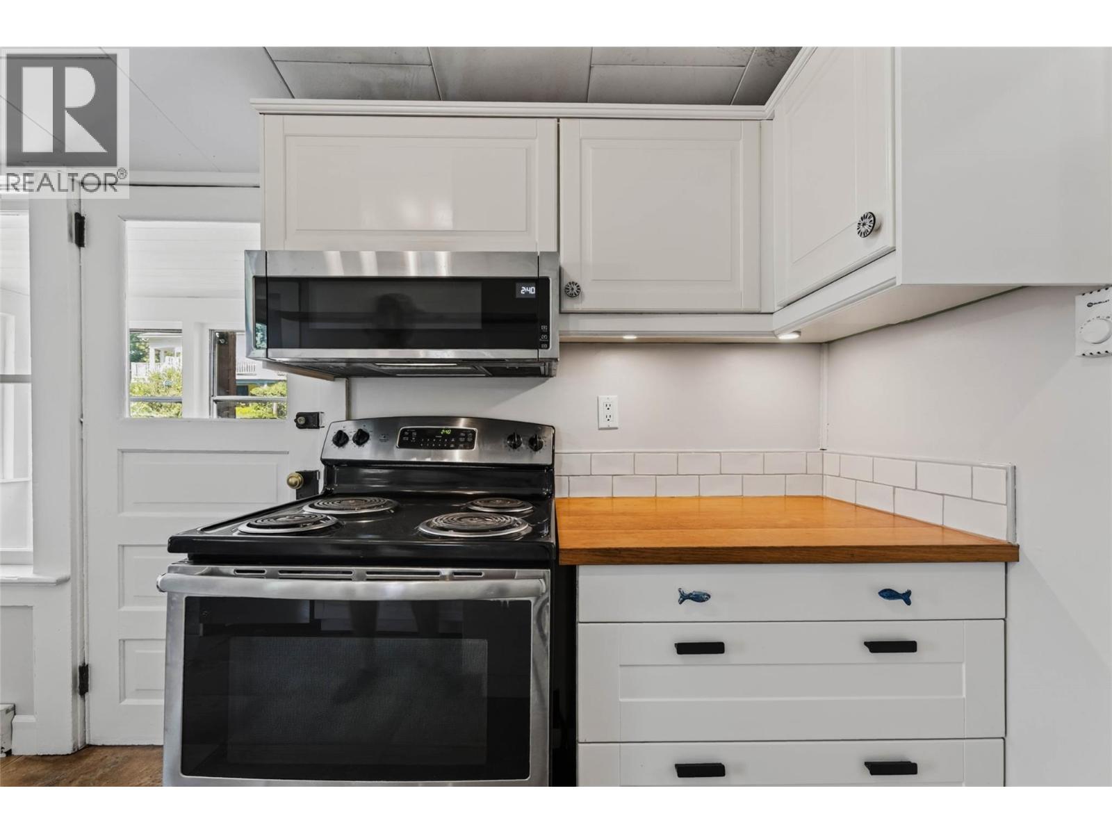 1011 Hall Street, Nelson, BC - Indoor Photo Showing Kitchen