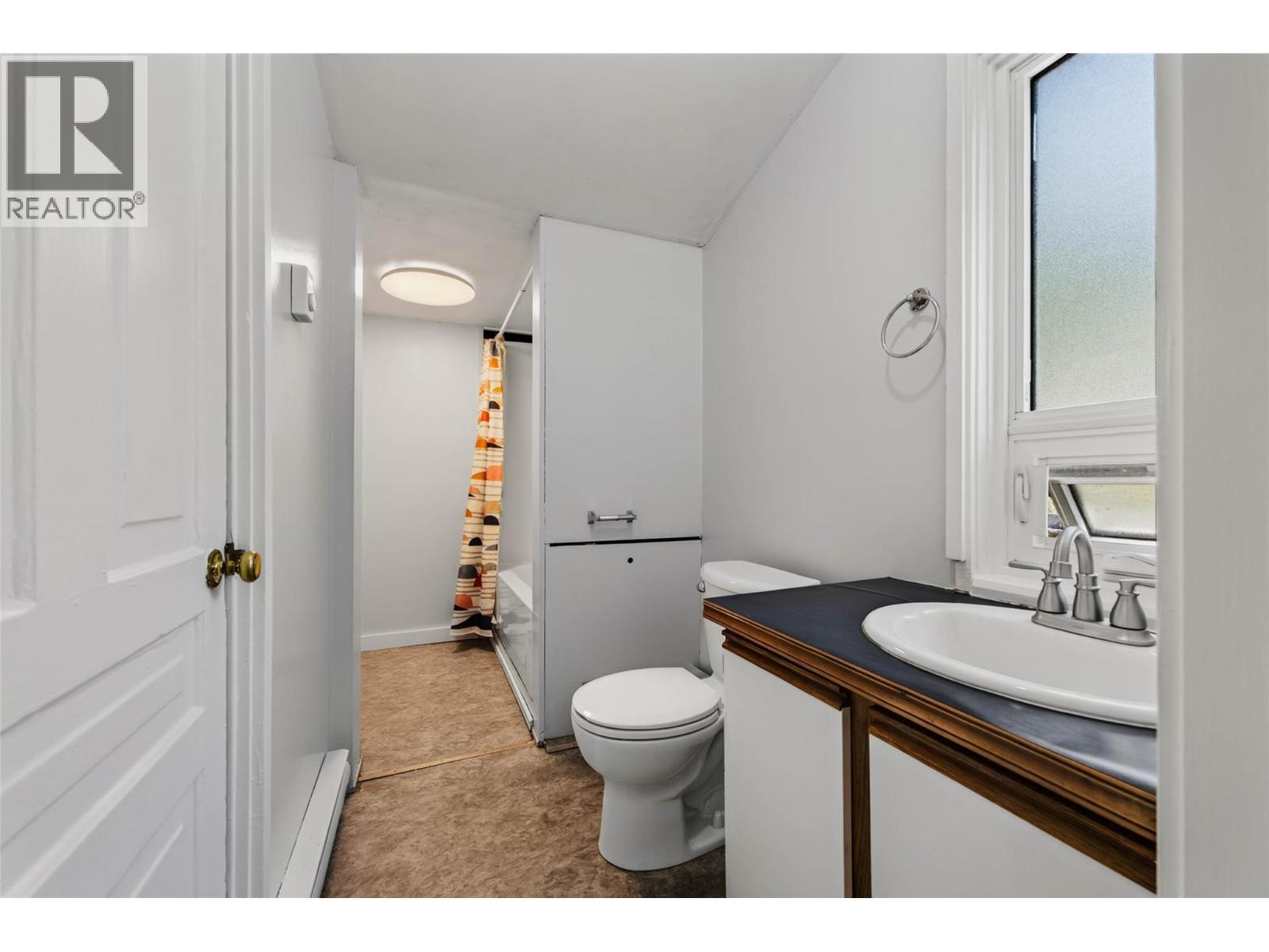 1011 Hall Street, Nelson, BC - Indoor Photo Showing Bathroom