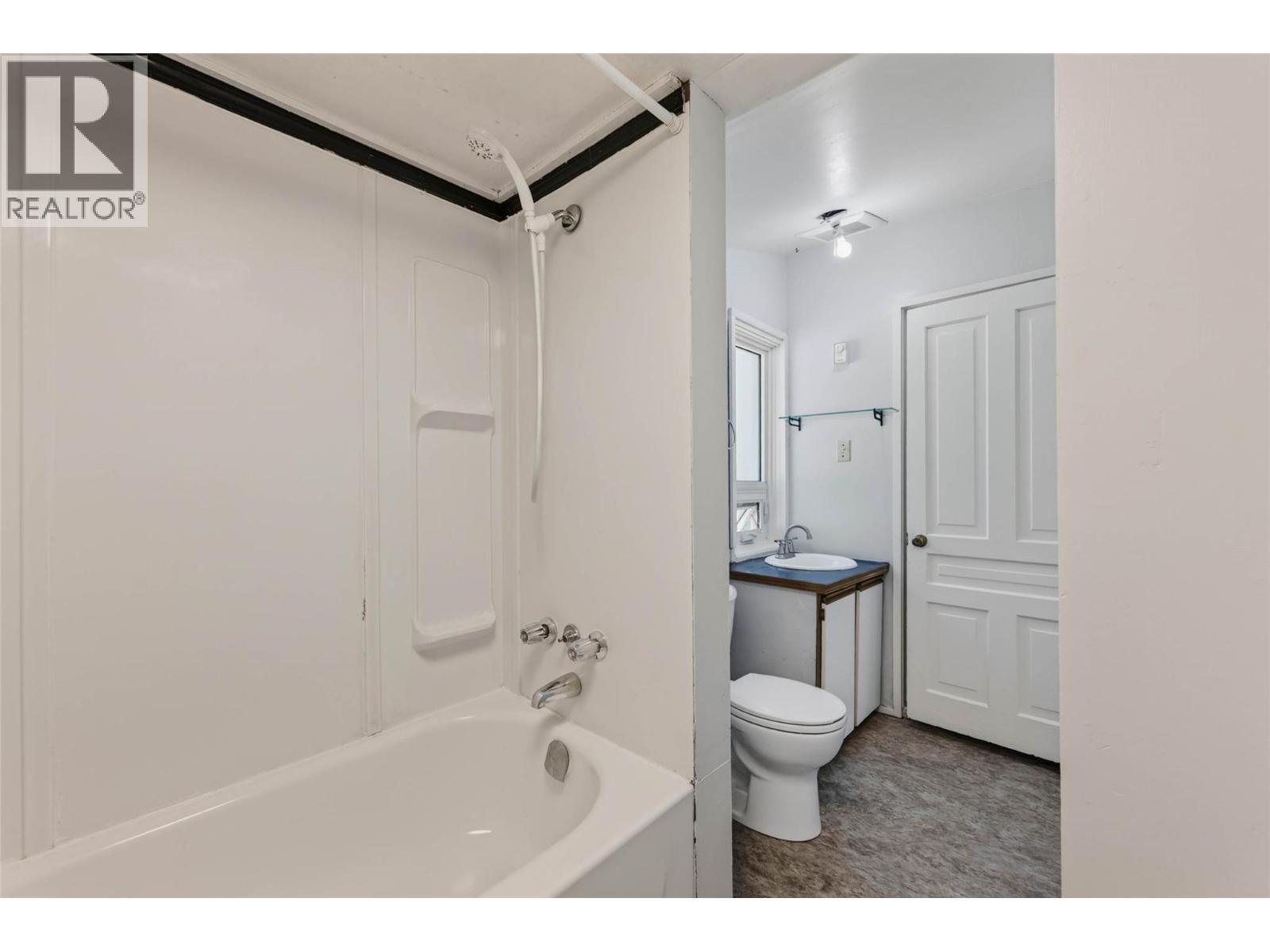 1011 Hall Street, Nelson, BC - Indoor Photo Showing Bathroom