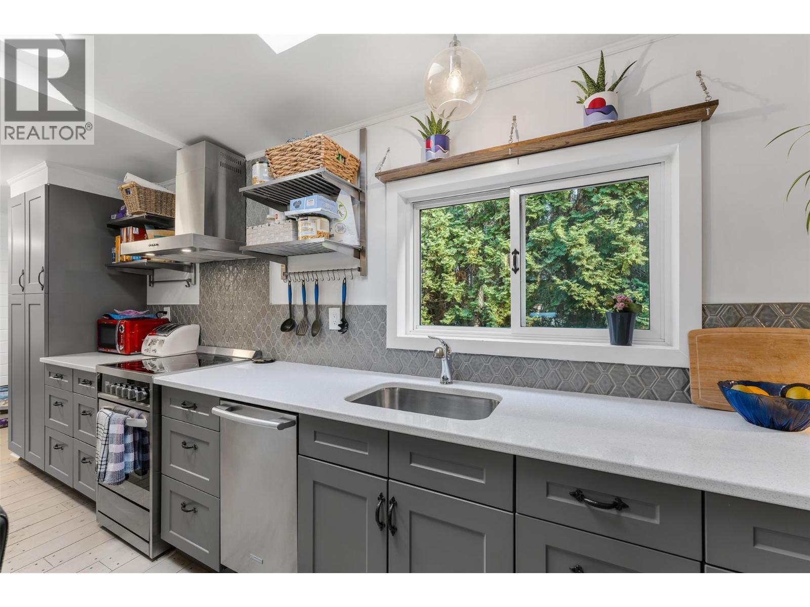 Attractive modern kitchen, updated in 2017. - 610 Katherine Road Unit# 12, Kelowna, BC