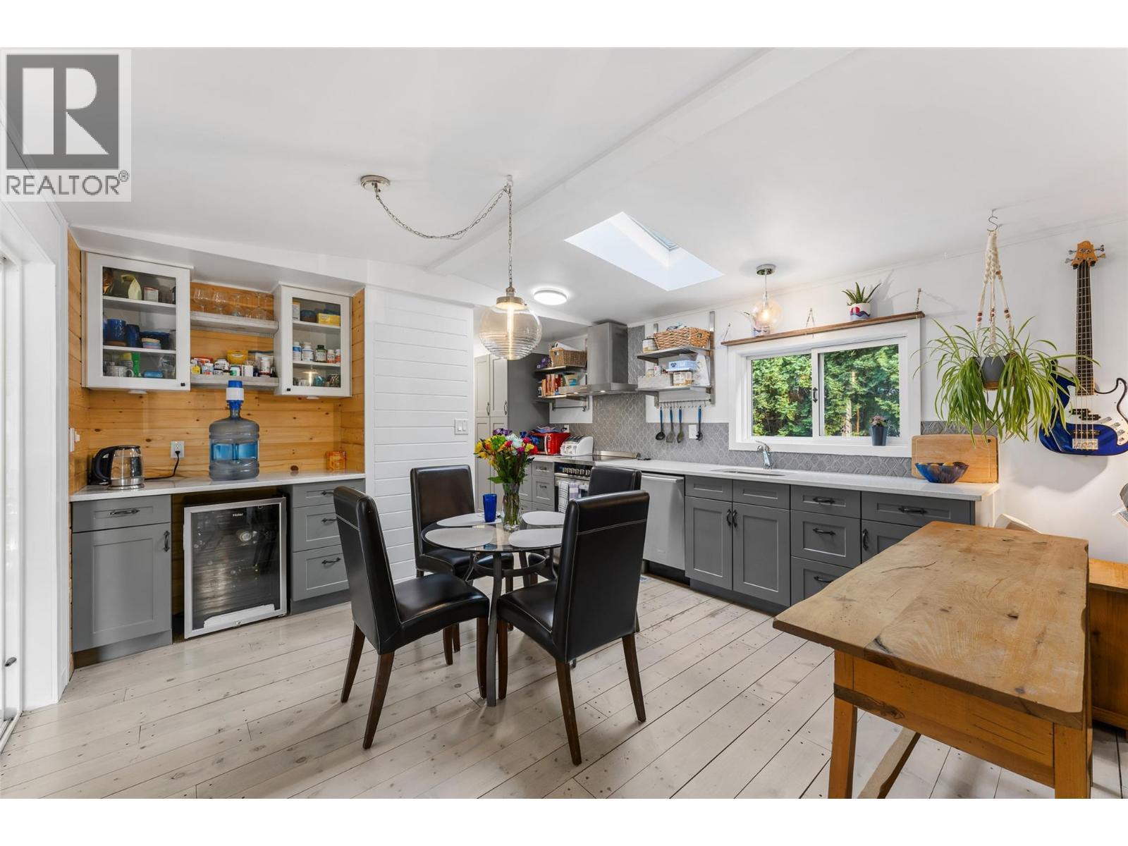 Coffee nook with wine fridge. - 610 Katherine Road Unit# 12, Kelowna, BC