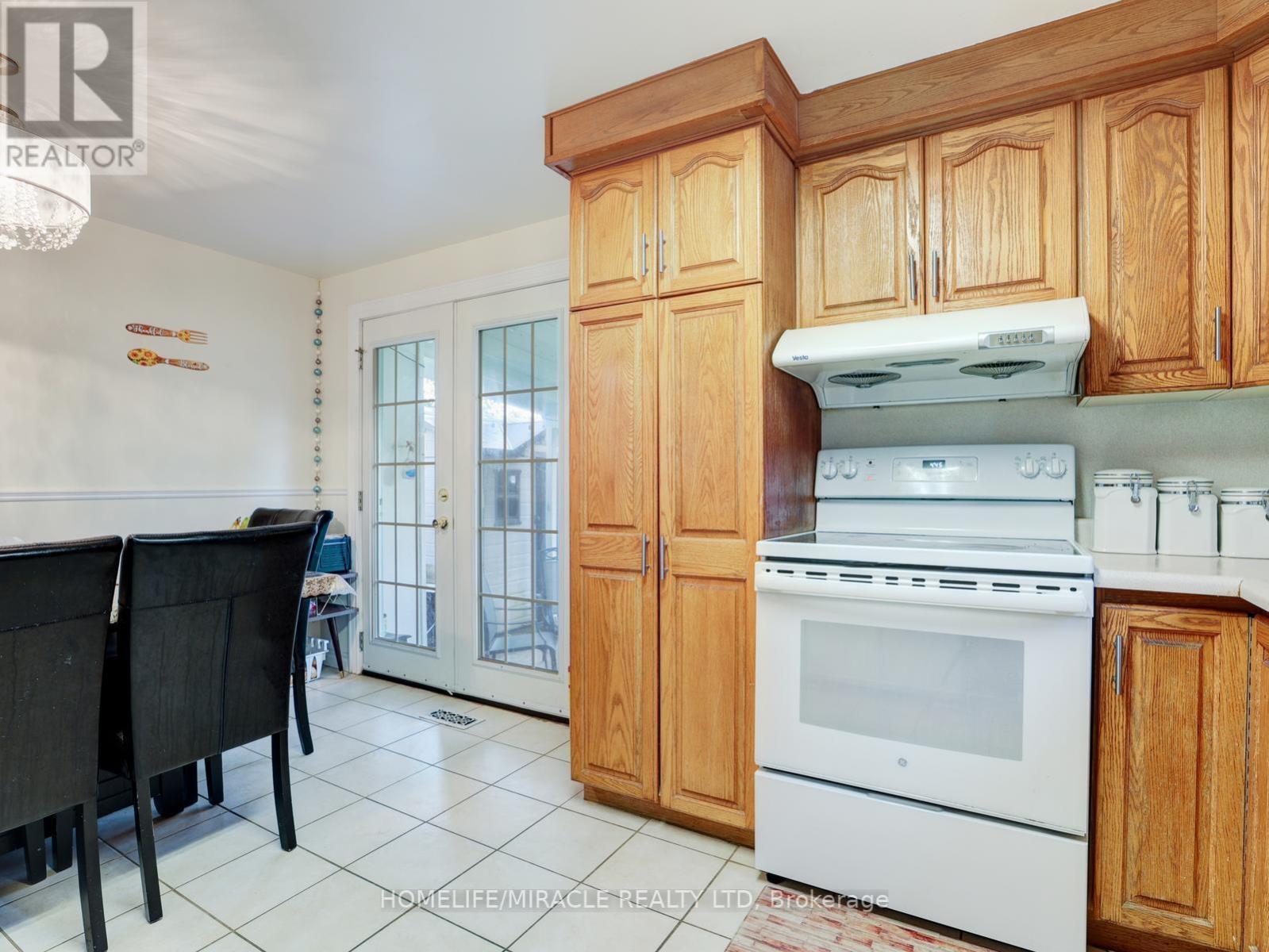 128 Macatee Place S, Cambridge, ON - Indoor Photo Showing Kitchen