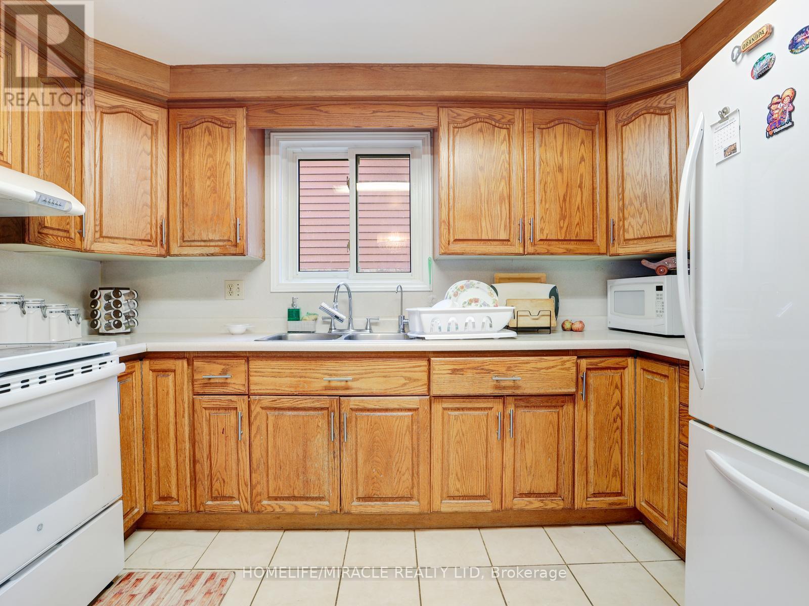 128 Macatee Place S, Cambridge, ON - Indoor Photo Showing Kitchen With Double Sink