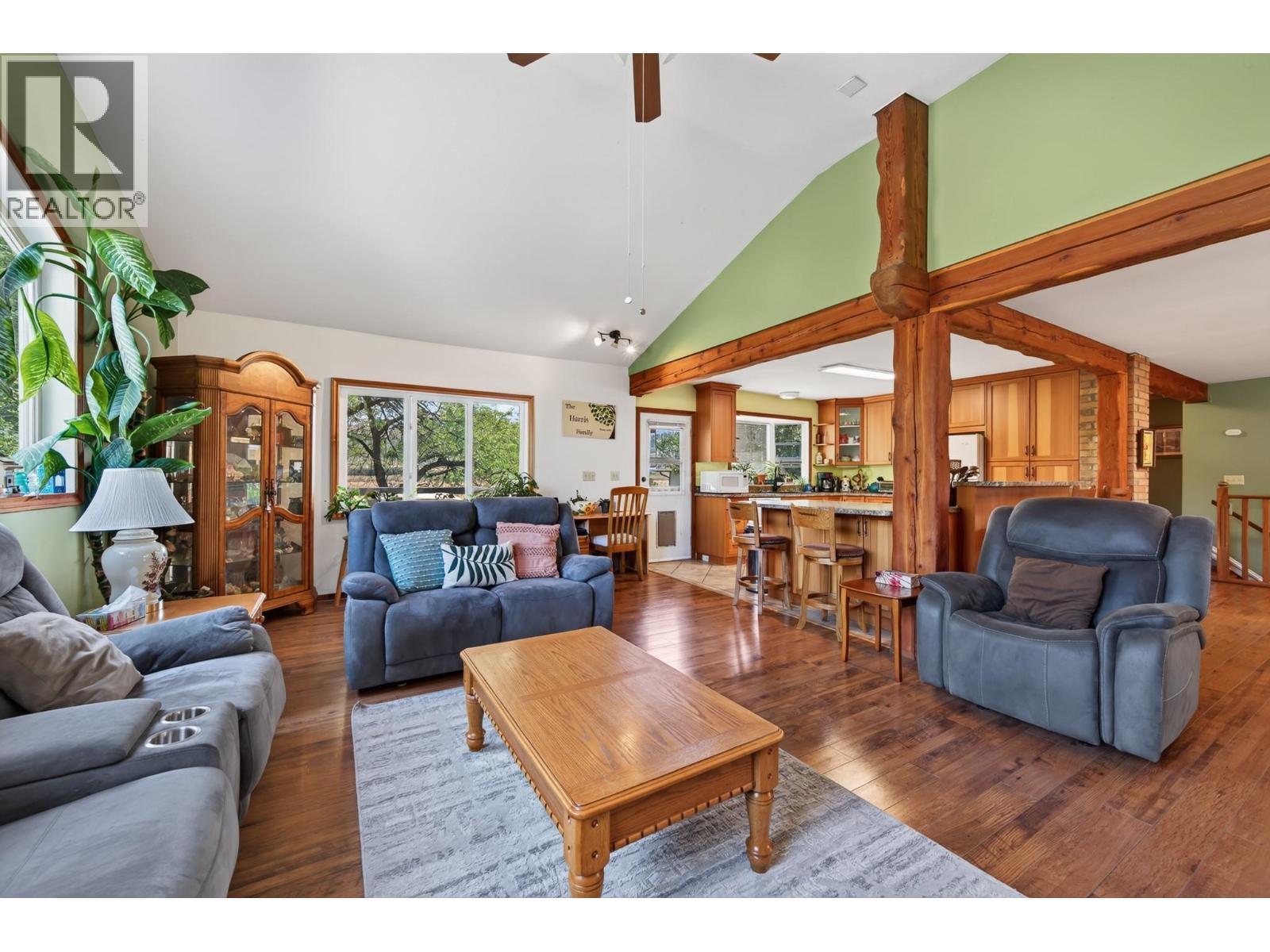6750 Heffley Road, Kamloops, BC - Indoor Photo Showing Living Room