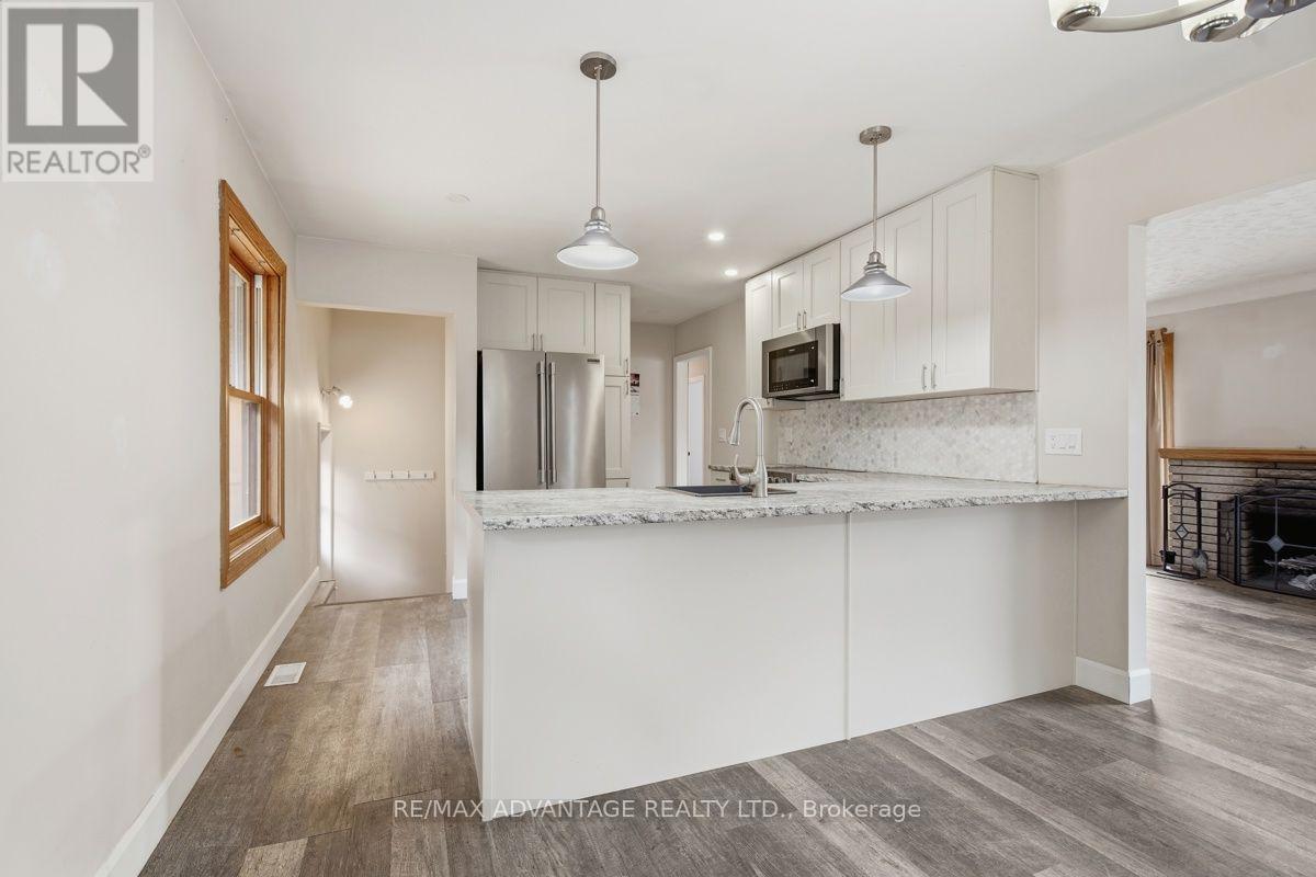 367 Brock Street, London South (South B), ON - Indoor Photo Showing Kitchen With Upgraded Kitchen
