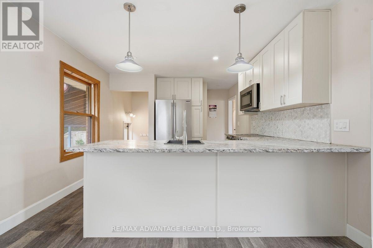 367 Brock Street, London South (South B), ON - Indoor Photo Showing Kitchen With Upgraded Kitchen