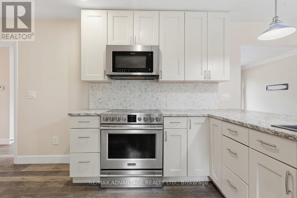 367 Brock Street, London South (South B), ON - Indoor Photo Showing Kitchen With Upgraded Kitchen