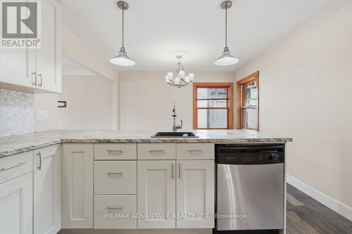 367 Brock Street, London South (South B), ON - Indoor Photo Showing Kitchen With Upgraded Kitchen