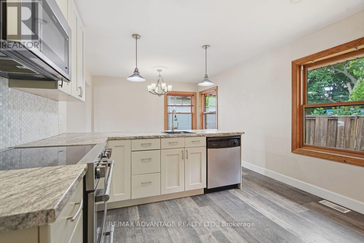 367 Brock Street, London South (South B), ON - Indoor Photo Showing Kitchen With Upgraded Kitchen