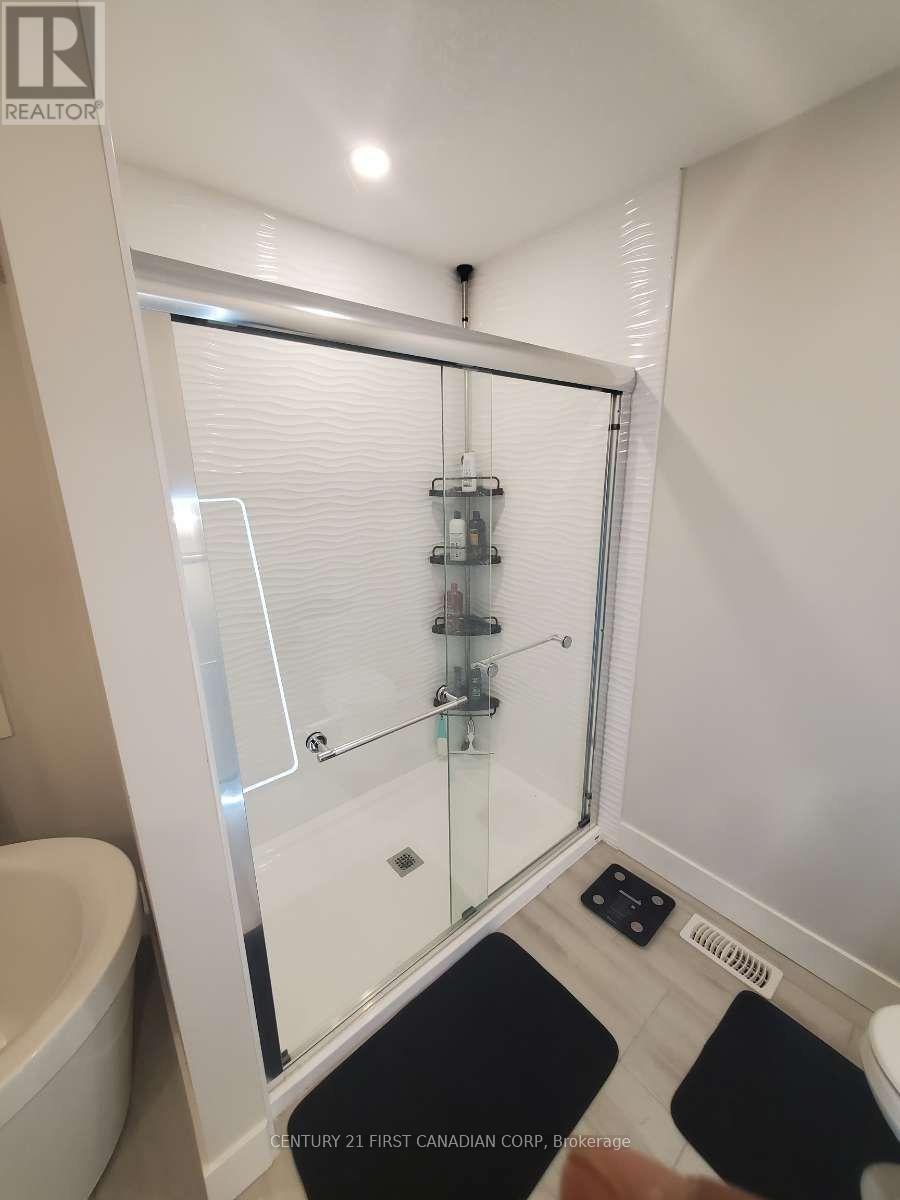 44 Kelly Drive, Zorra (Thamesford), ON - Indoor Photo Showing Bathroom