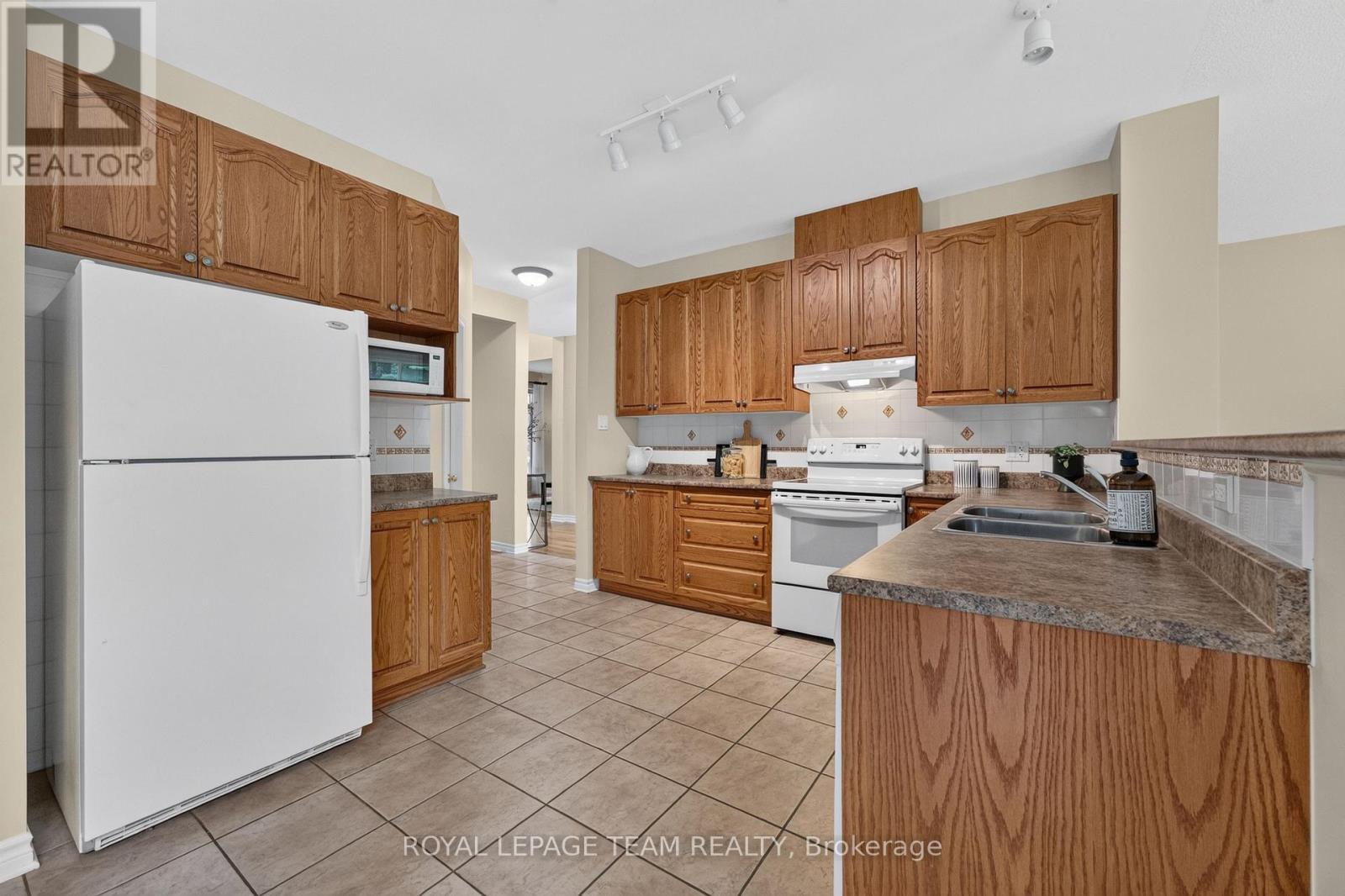 88 Osprey Crescent, Ottawa, ON - Indoor Photo Showing Kitchen With Double Sink