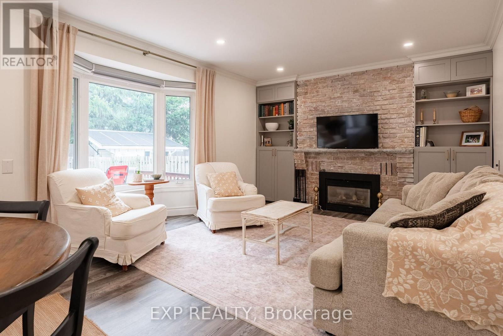 Living room - 55 Forest Hill Crescent, Pelham (Fonthill), ON - Indoor Photo Showing Living Room With Fireplace