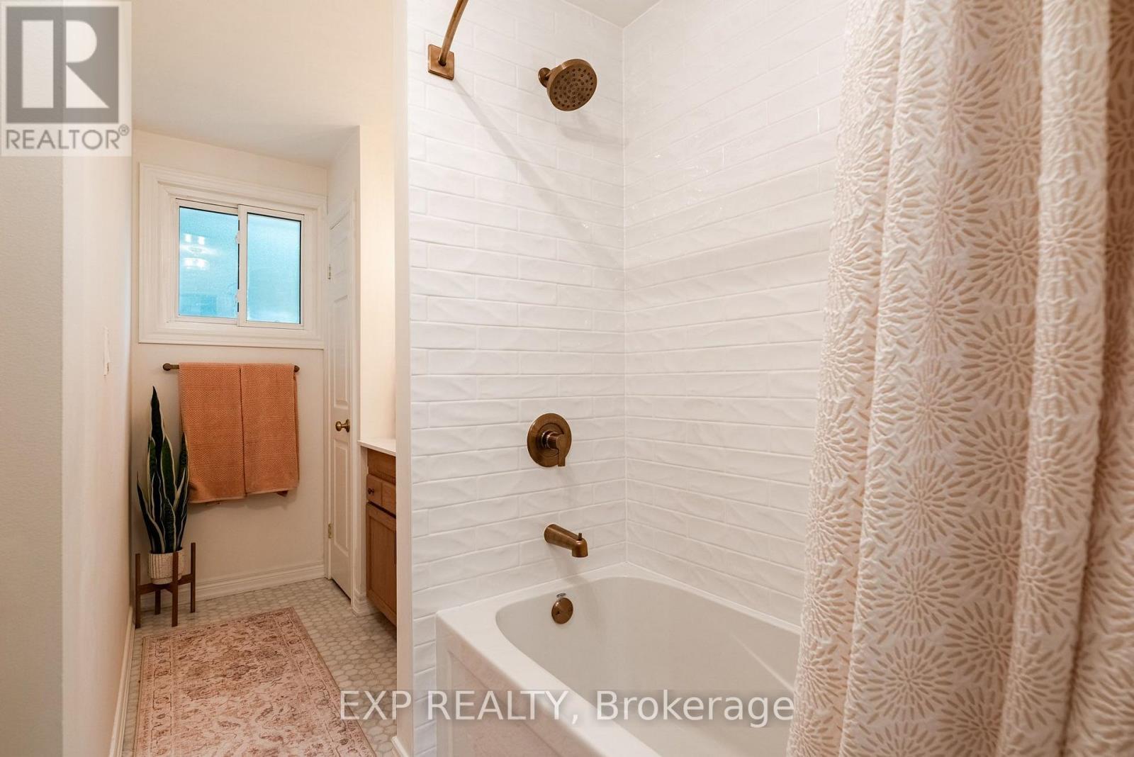 2nd floor 4 PC main bathroom - 55 Forest Hill Crescent, Pelham (Fonthill), ON - Indoor Photo Showing Bathroom