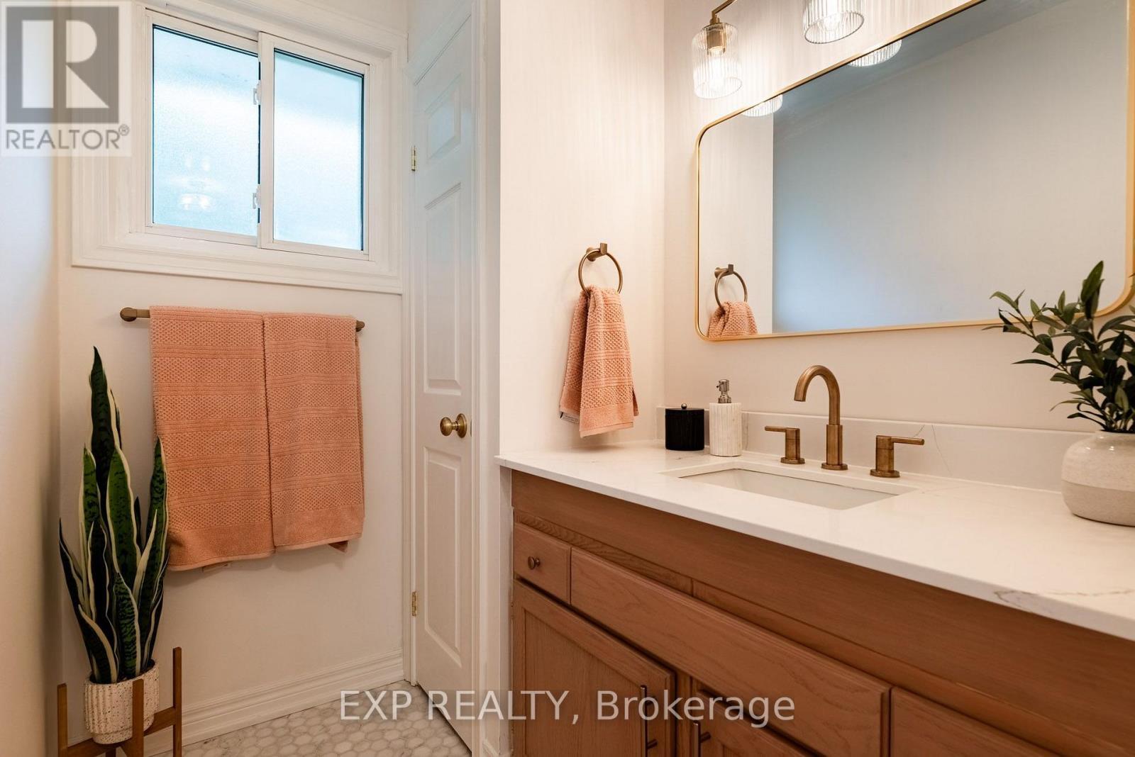 2nd floor 4 PC main bathroom - 55 Forest Hill Crescent, Pelham (Fonthill), ON - Indoor Photo Showing Bathroom