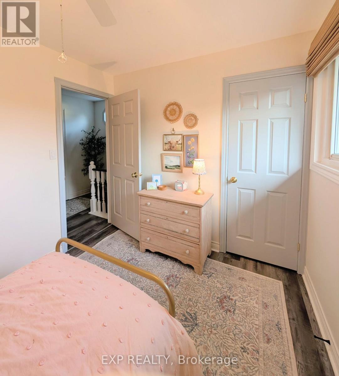 Bedroom 3 with walk-in closet - 55 Forest Hill Crescent, Pelham (Fonthill), ON - Indoor Photo Showing Bedroom