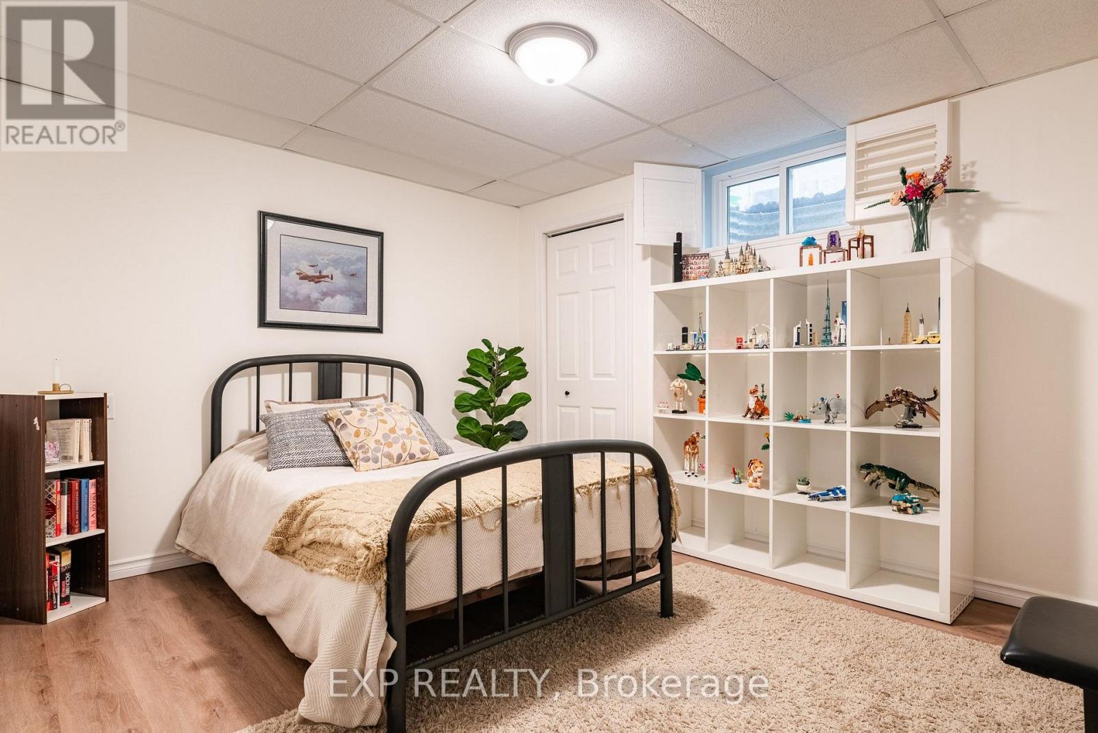 Basement bedroom with 2 closets - 55 Forest Hill Crescent, Pelham (Fonthill), ON - Indoor Photo Showing Bedroom