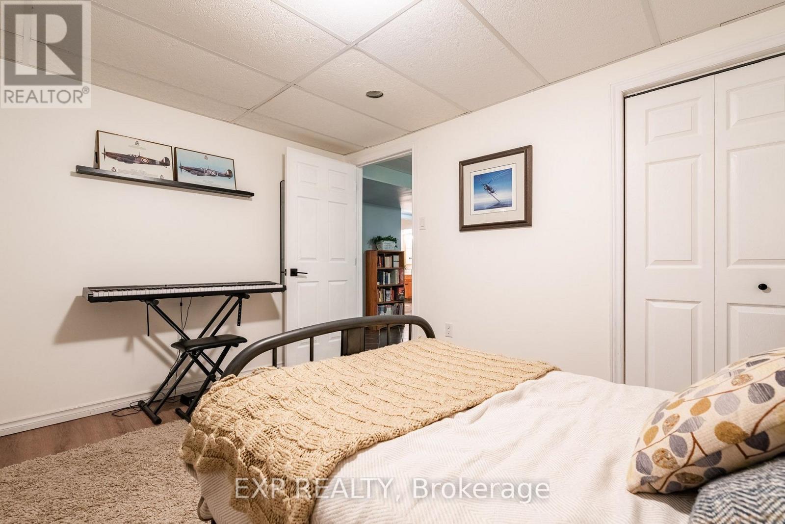 Basement bedroom with 2 closets - 55 Forest Hill Crescent, Pelham (Fonthill), ON - Indoor Photo Showing Bedroom