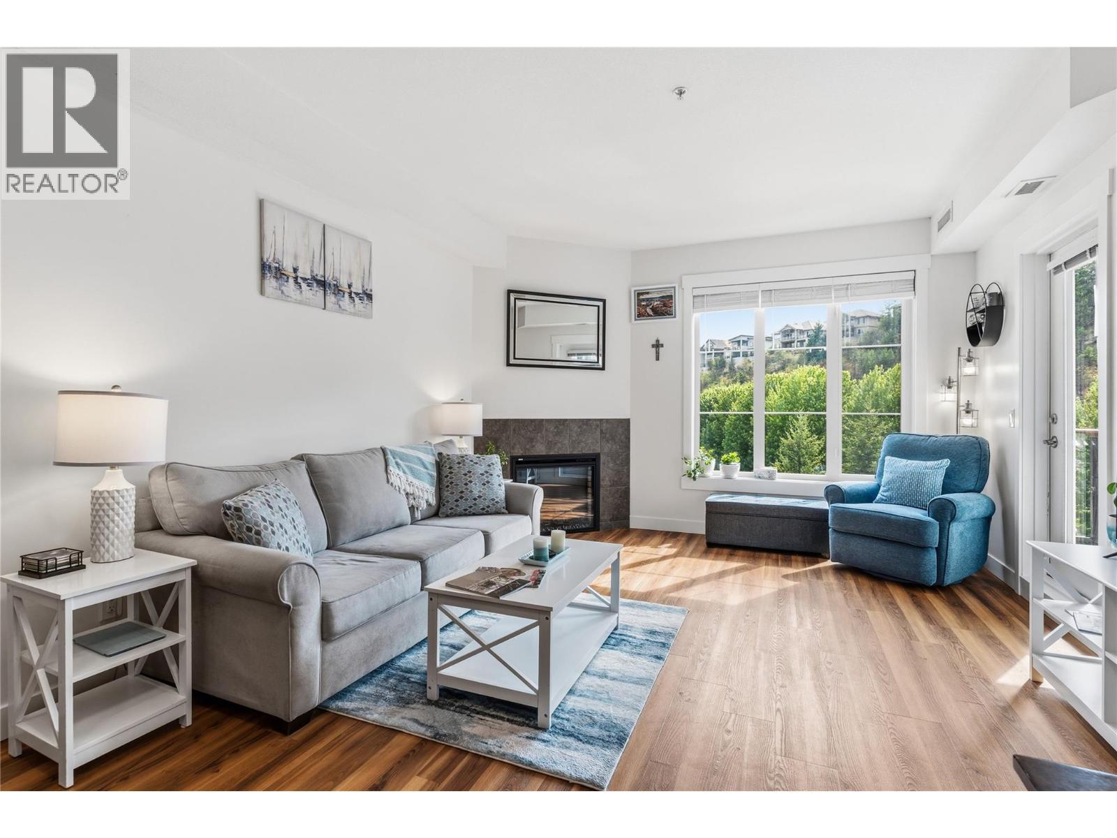 1875 Country Club Drive Unit# 1405, Kelowna, BC - Indoor Photo Showing Living Room With Fireplace
