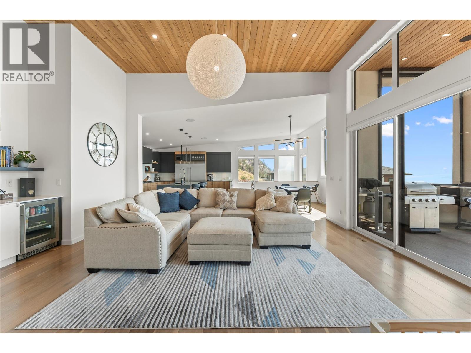 9815 Beacon Hill Crescent, Lake Country, BC - Indoor Photo Showing Living Room