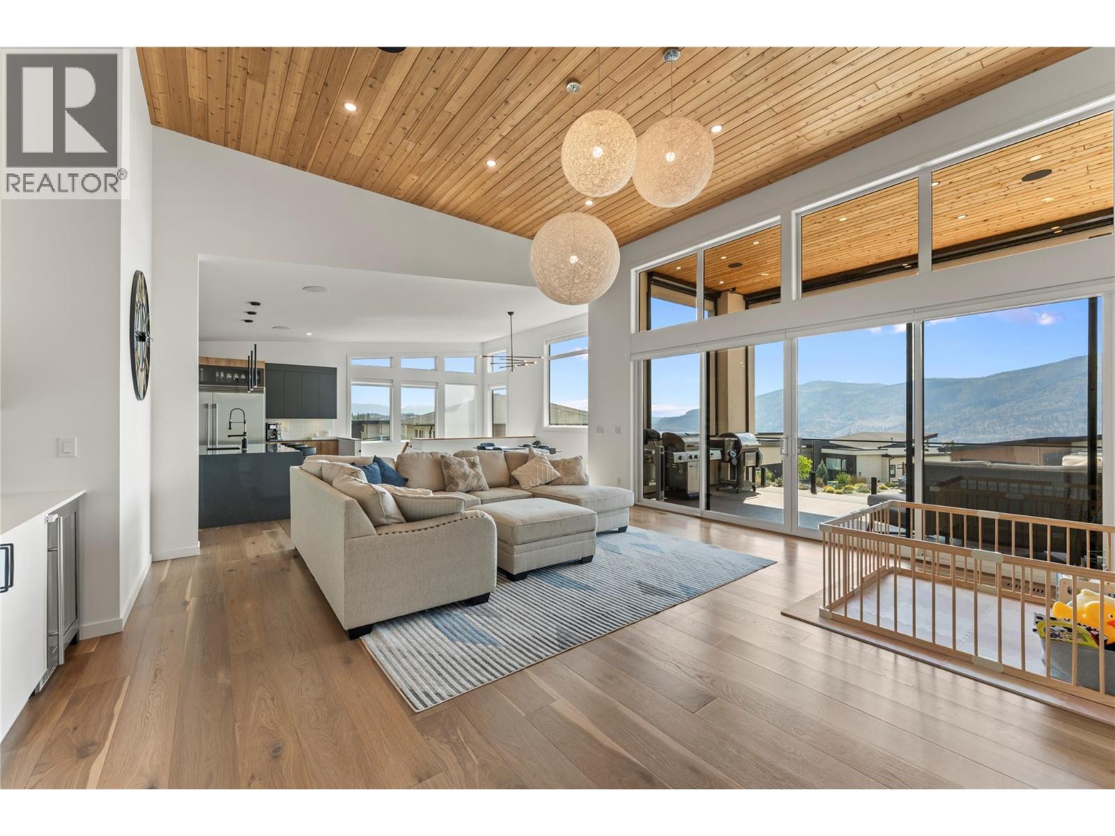 9815 Beacon Hill Crescent, Lake Country, BC - Indoor Photo Showing Living Room