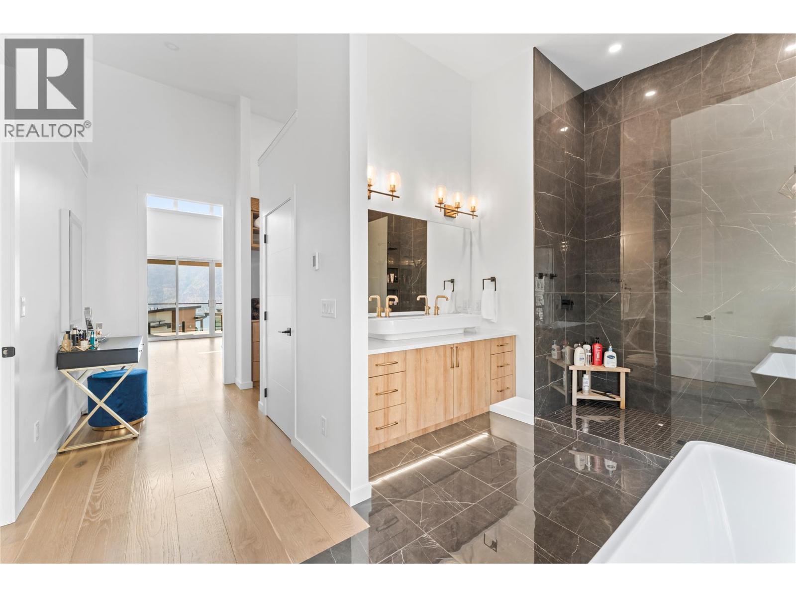 9815 Beacon Hill Crescent, Lake Country, BC - Indoor Photo Showing Bathroom