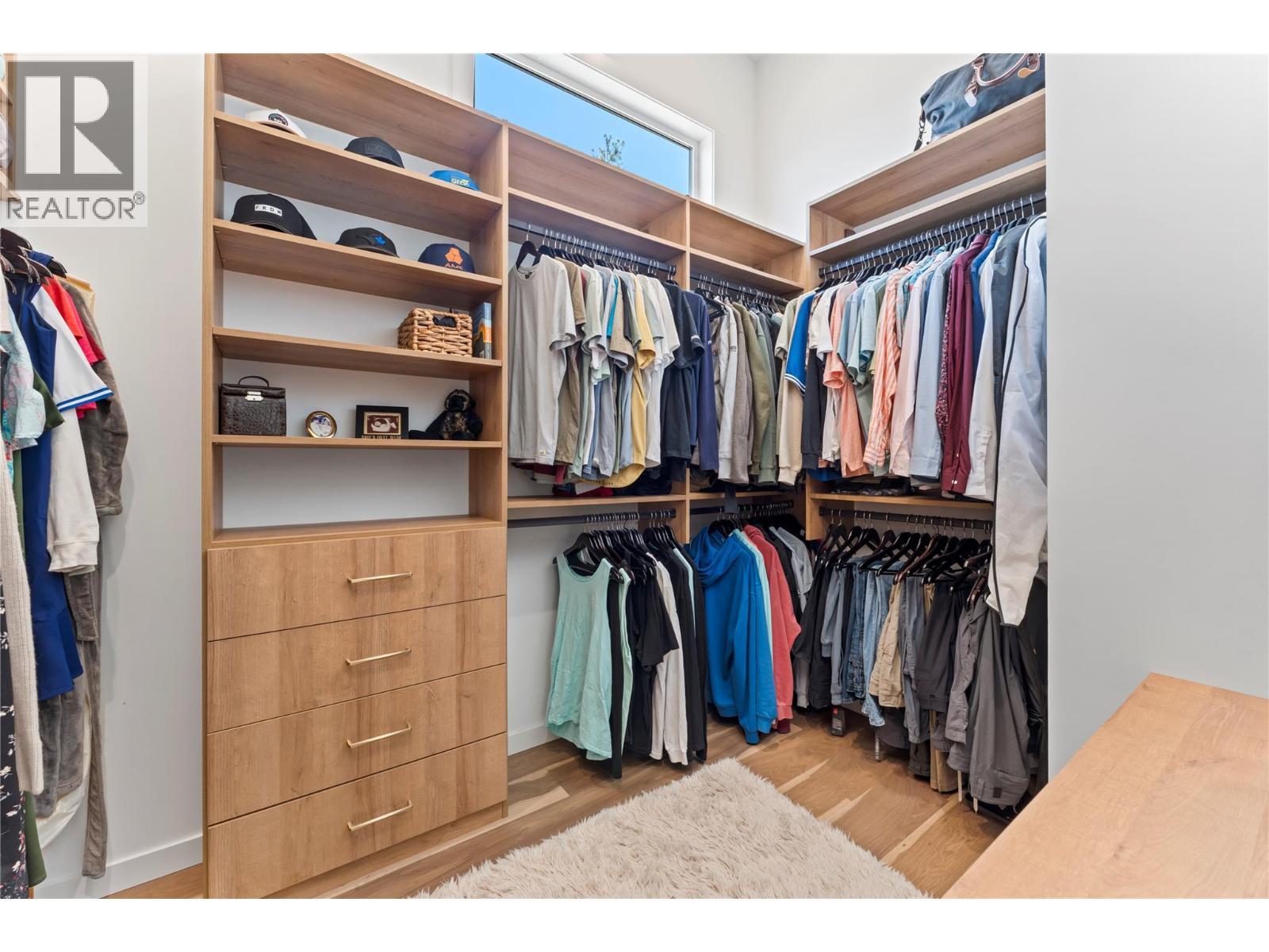 9815 Beacon Hill Crescent, Lake Country, BC - Indoor With Storage