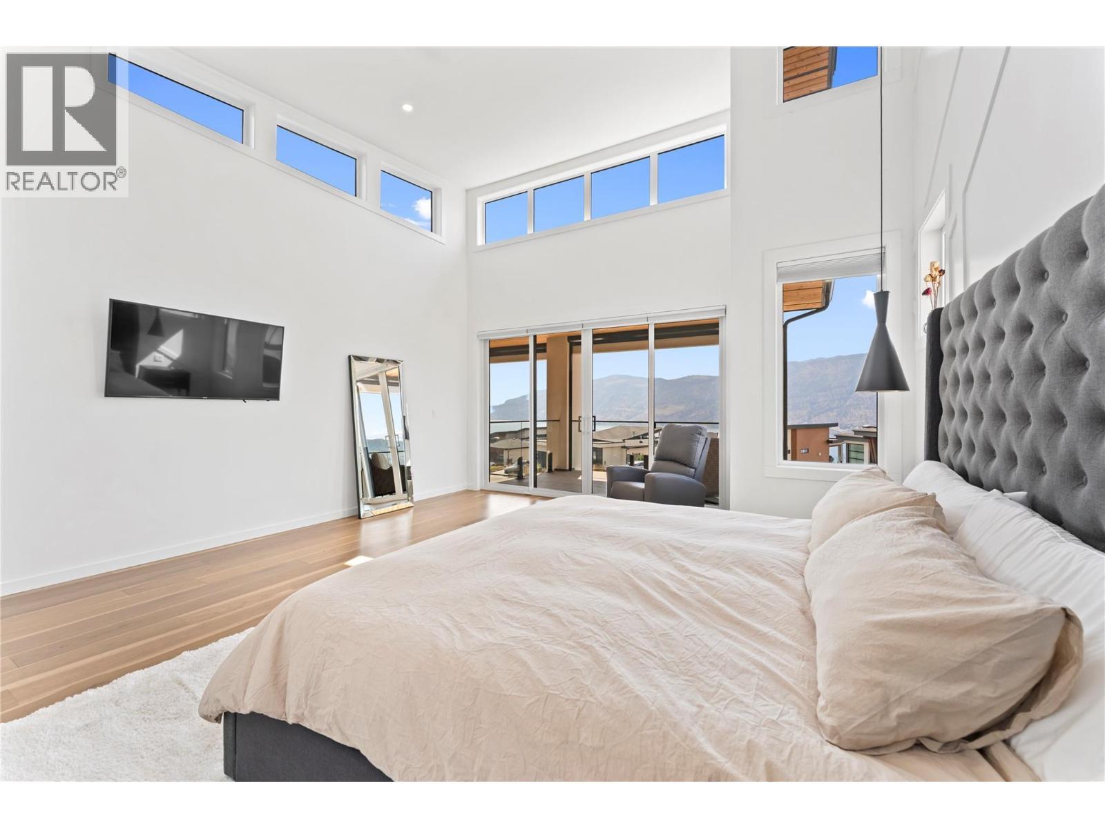 9815 Beacon Hill Crescent, Lake Country, BC - Indoor Photo Showing Bedroom