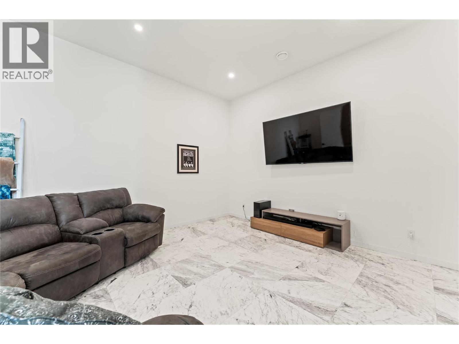 9815 Beacon Hill Crescent, Lake Country, BC - Indoor Photo Showing Living Room