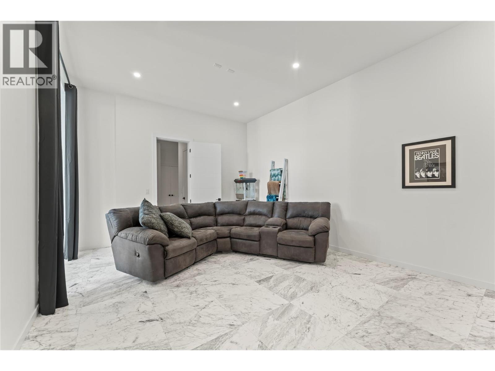 9815 Beacon Hill Crescent, Lake Country, BC - Indoor Photo Showing Living Room