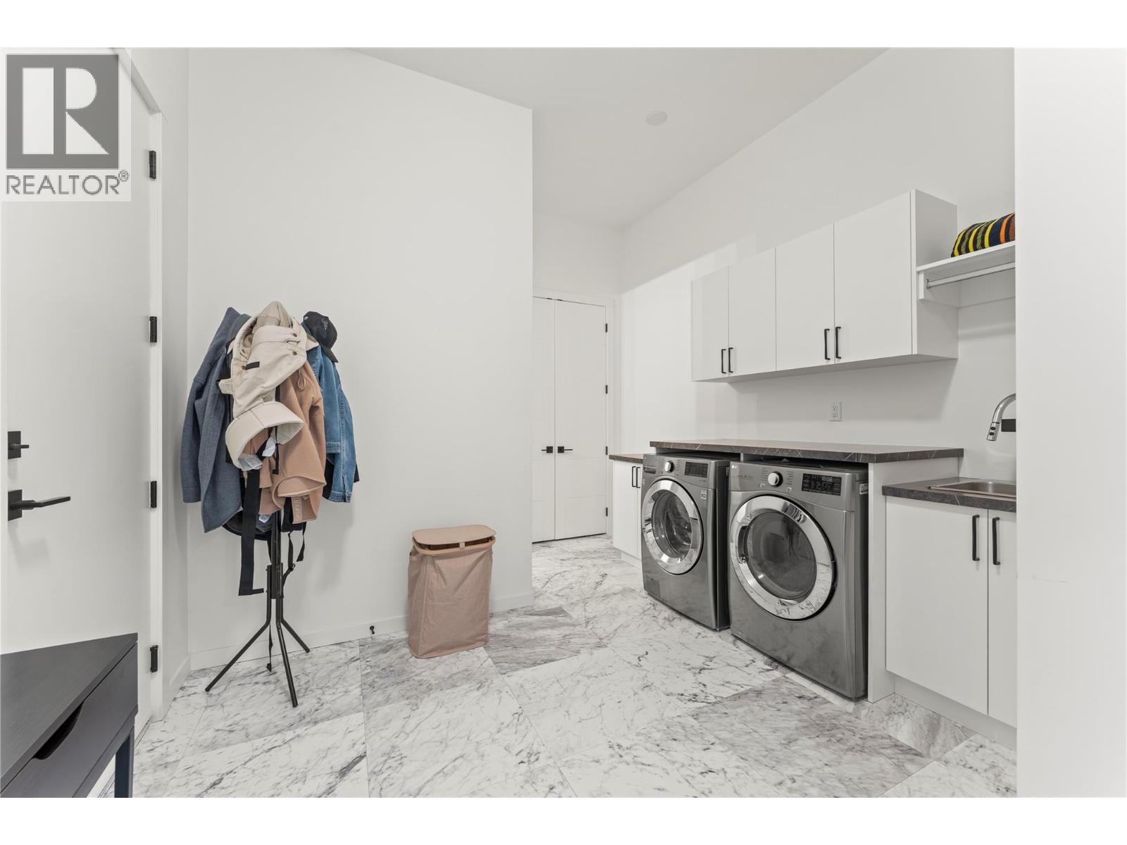9815 Beacon Hill Crescent, Lake Country, BC - Indoor Photo Showing Laundry Room