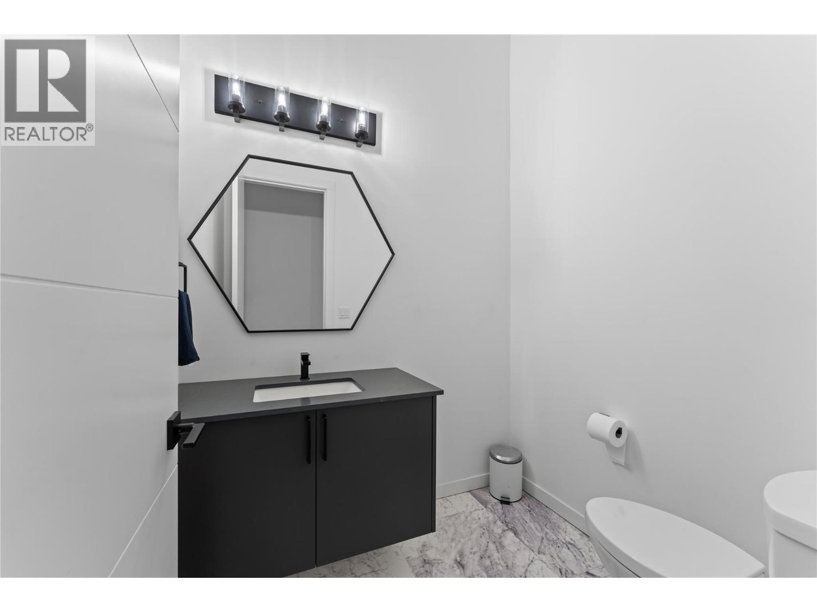 9815 Beacon Hill Crescent, Lake Country, BC - Indoor Photo Showing Bathroom