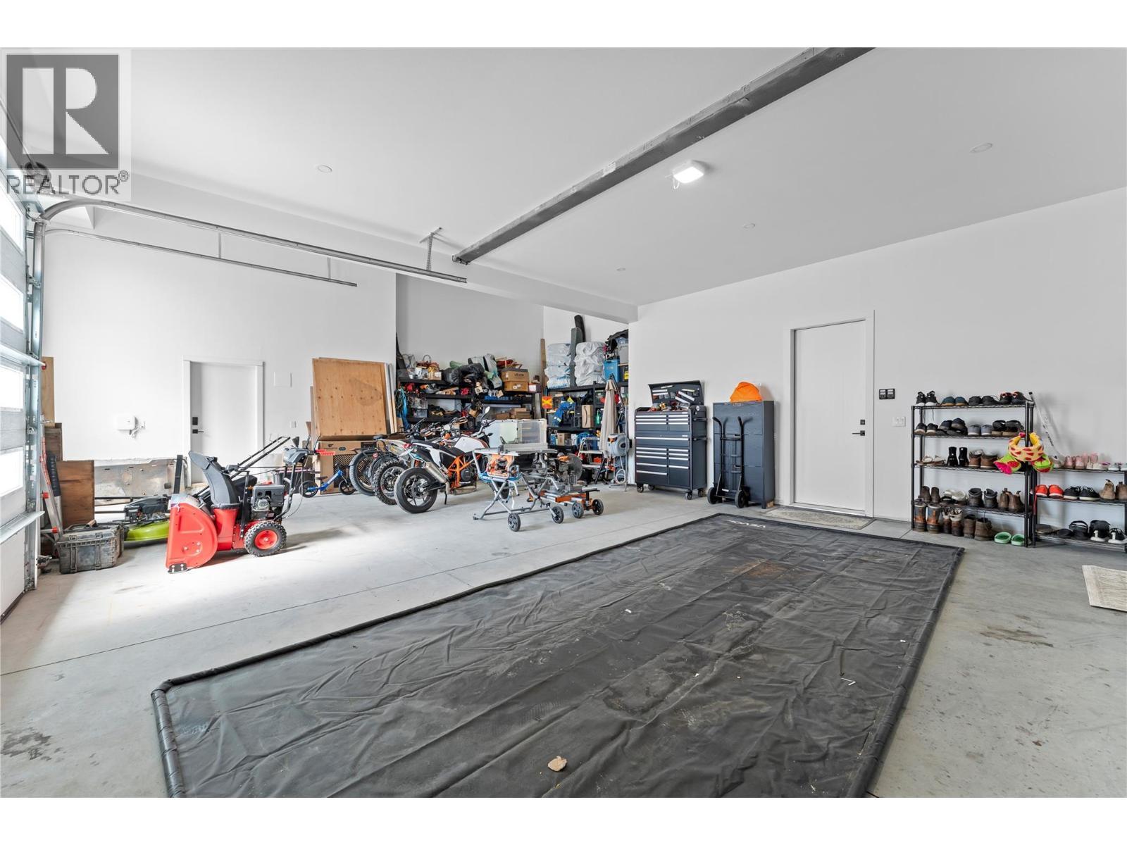 9815 Beacon Hill Crescent, Lake Country, BC - Indoor Photo Showing Garage