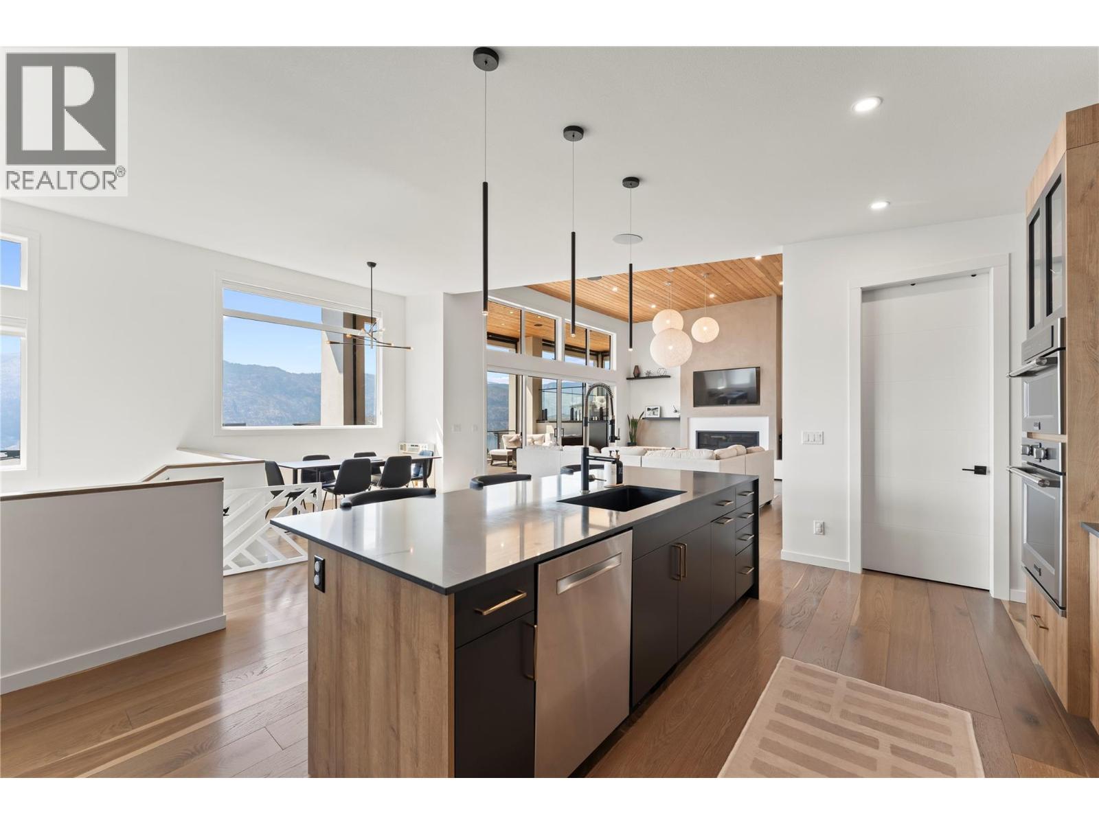 9815 Beacon Hill Crescent, Lake Country, BC - Indoor Photo Showing Kitchen With Upgraded Kitchen