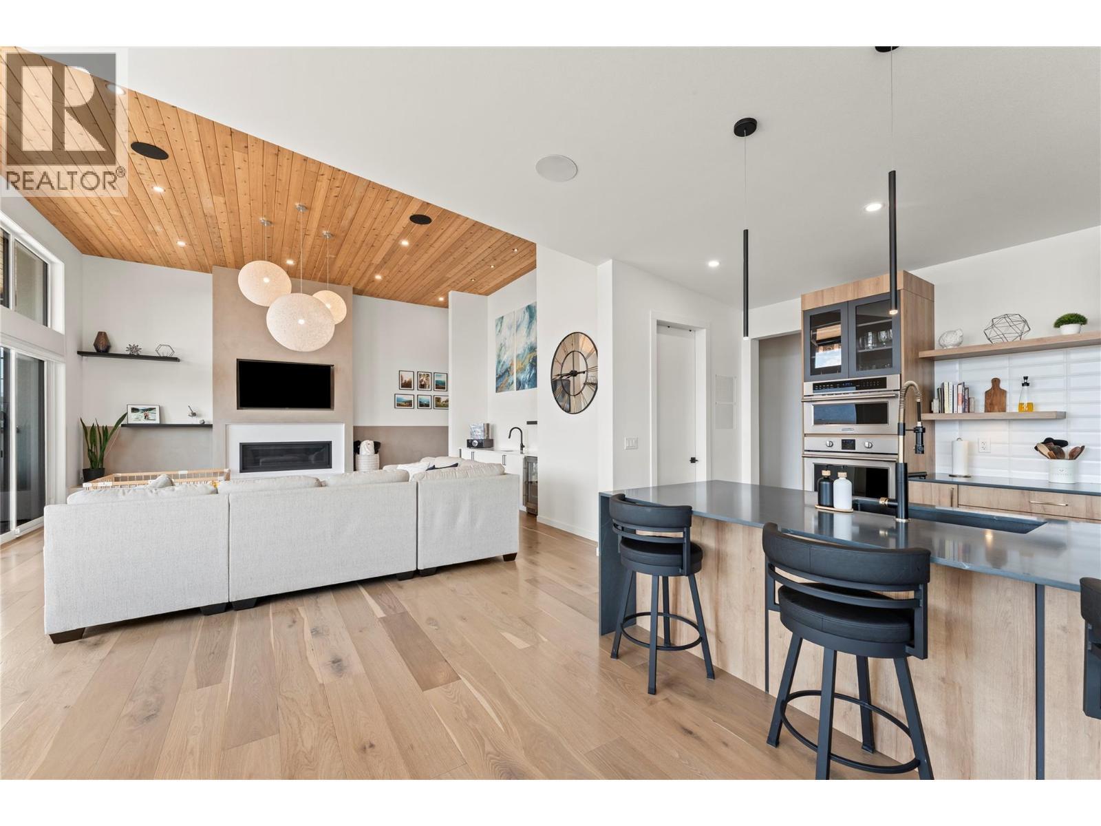 9815 Beacon Hill Crescent, Lake Country, BC - Indoor Photo Showing Kitchen