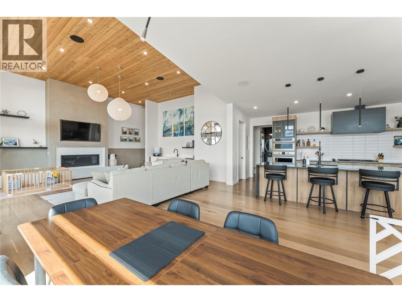 9815 Beacon Hill Crescent, Lake Country, BC - Indoor