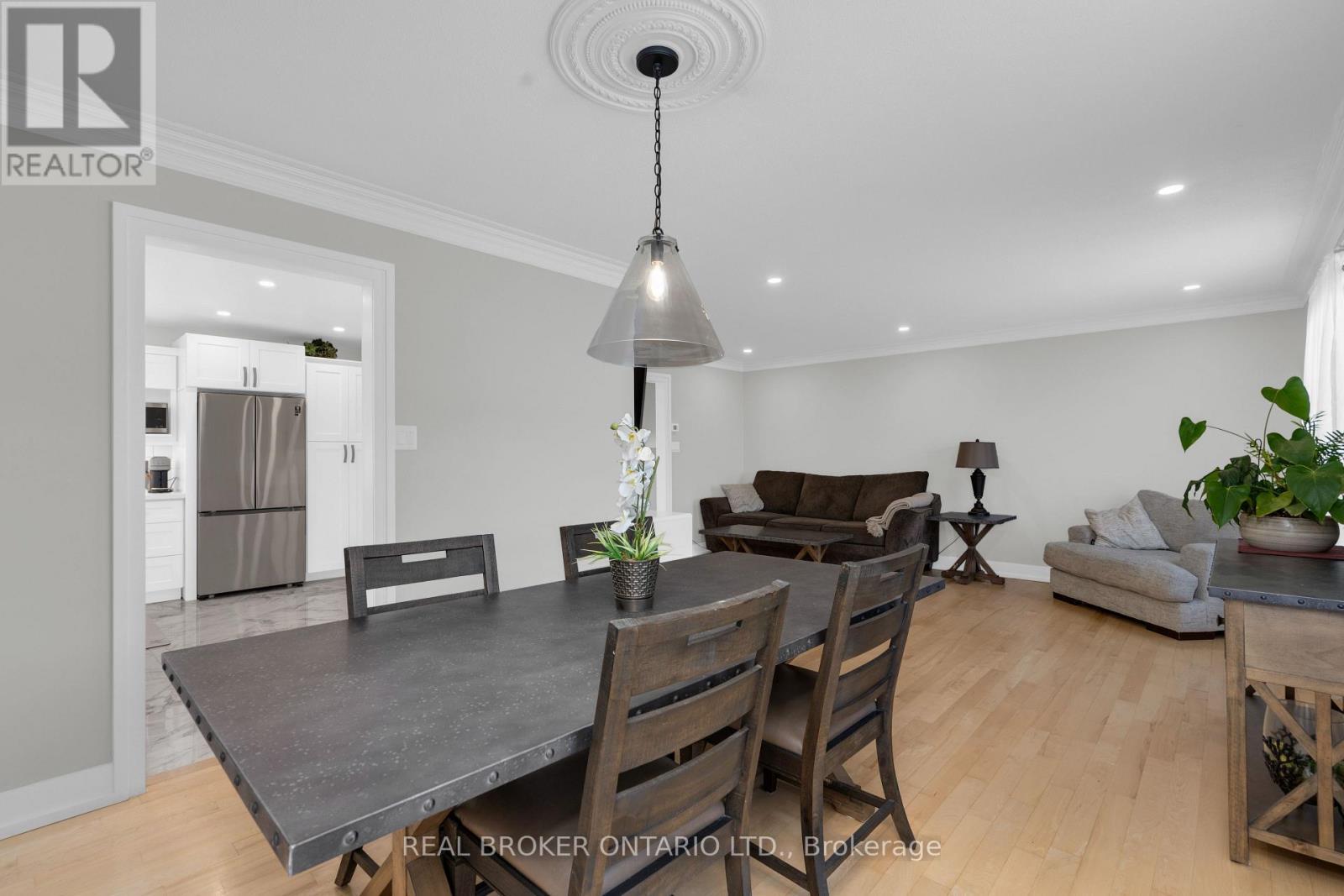 975 Sunnidale Road, Springwater, ON - Indoor Photo Showing Dining Room