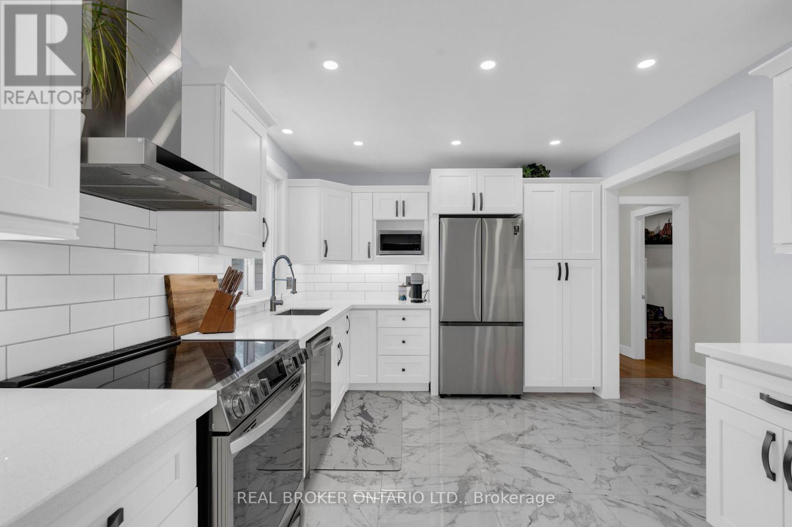 975 Sunnidale Road, Springwater, ON - Indoor Photo Showing Kitchen With Stainless Steel Kitchen With Upgraded Kitchen