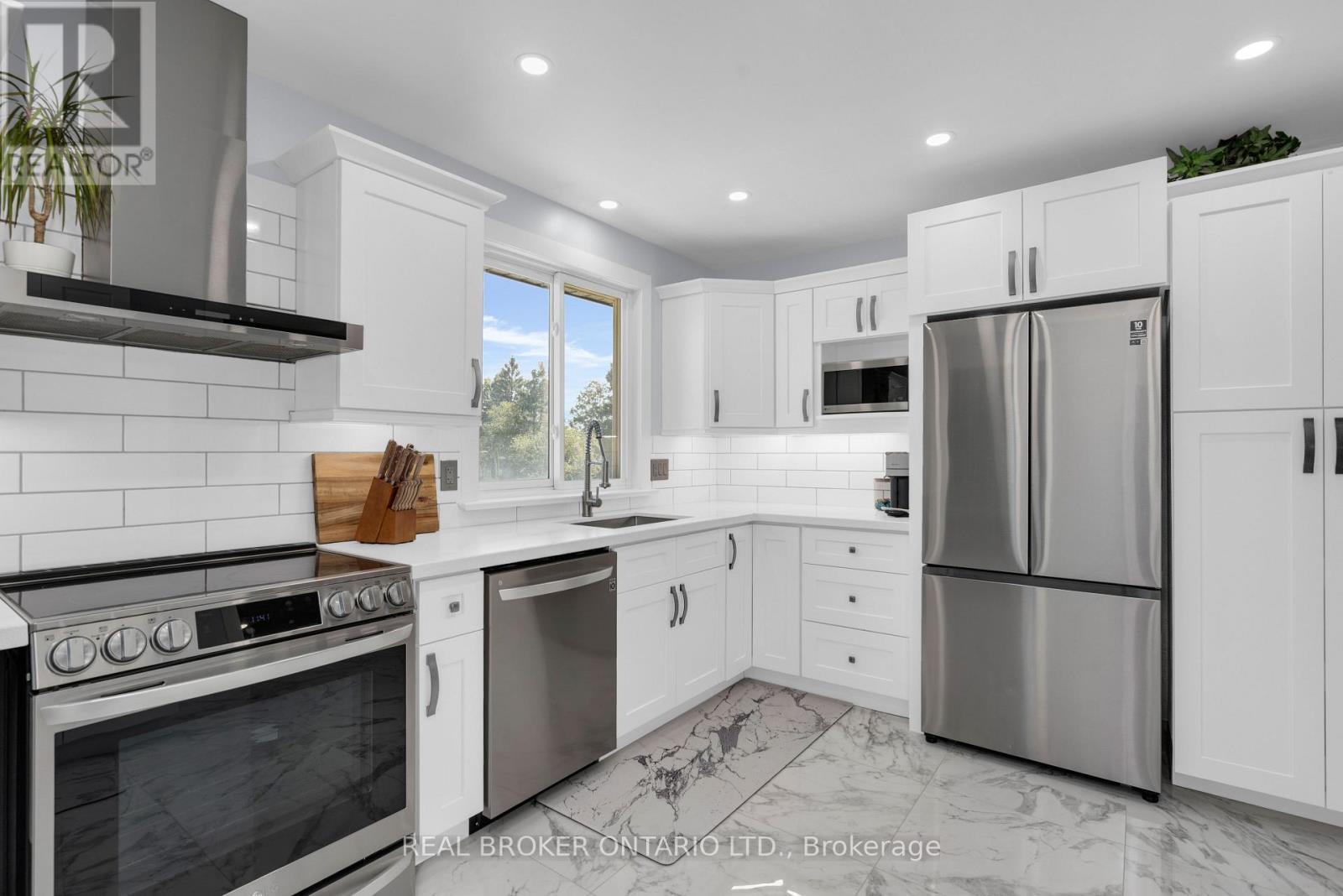 975 Sunnidale Road, Springwater, ON - Indoor Photo Showing Kitchen With Stainless Steel Kitchen With Upgraded Kitchen