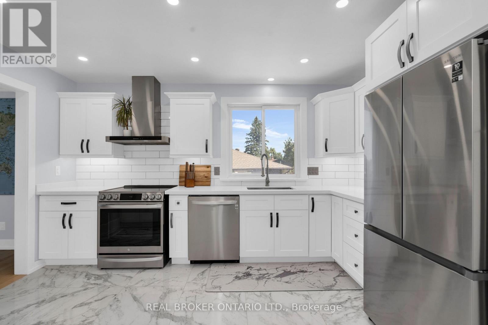 975 Sunnidale Road, Springwater, ON - Indoor Photo Showing Kitchen With Stainless Steel Kitchen With Upgraded Kitchen
