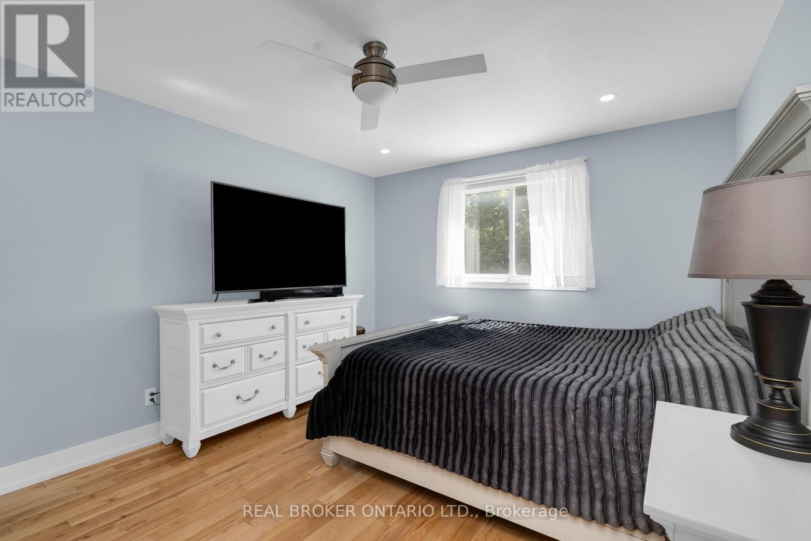 975 Sunnidale Road, Springwater, ON - Indoor Photo Showing Bedroom