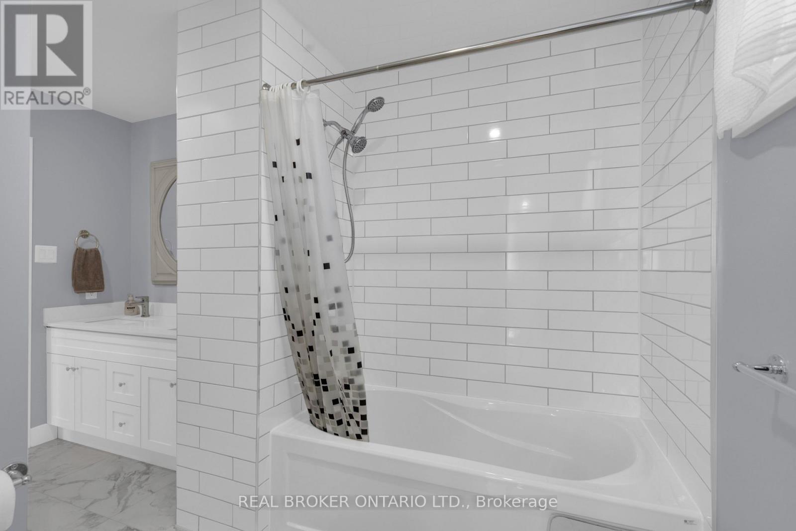 975 Sunnidale Road, Springwater, ON - Indoor Photo Showing Bathroom