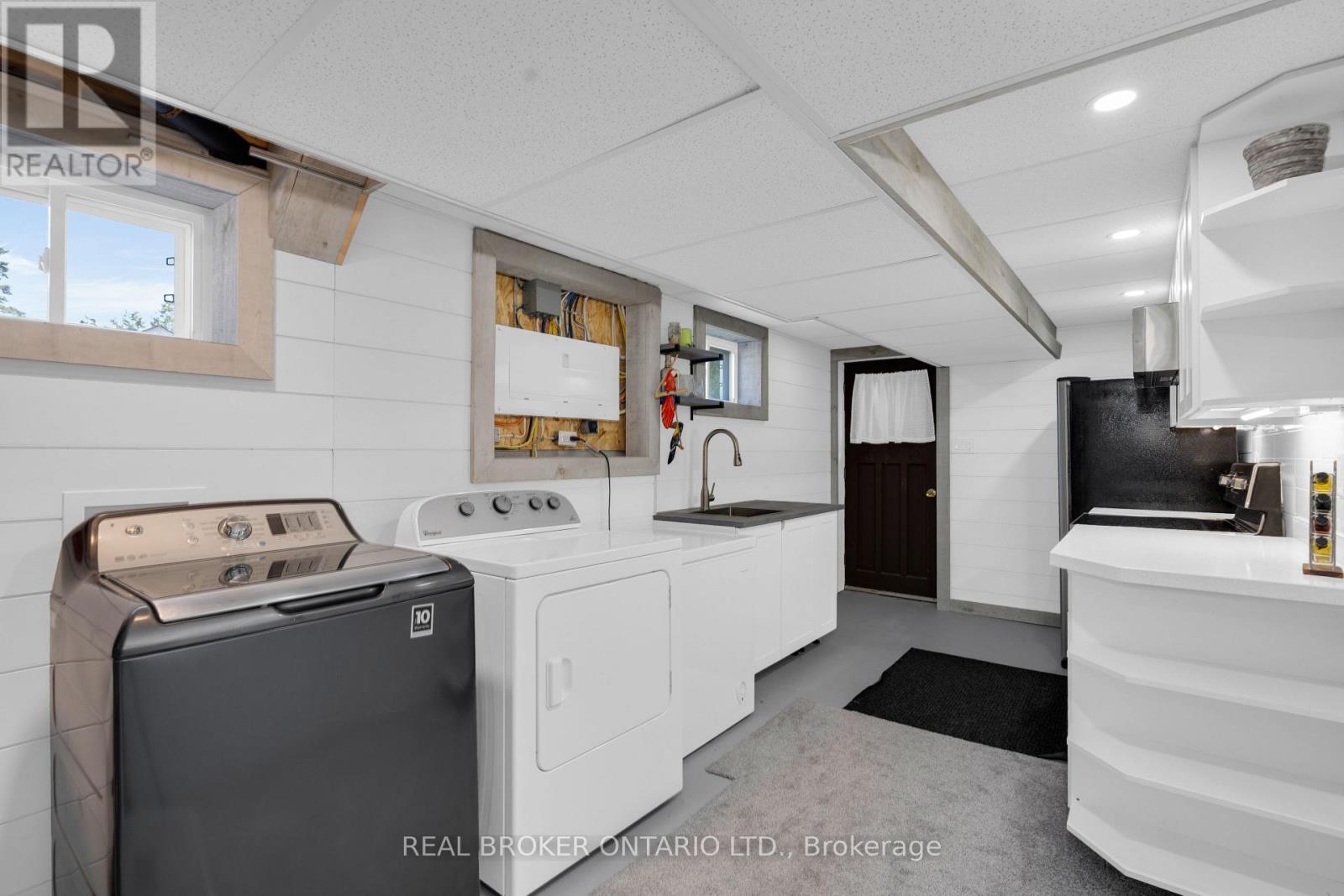 975 Sunnidale Road, Springwater, ON - Indoor Photo Showing Laundry Room
