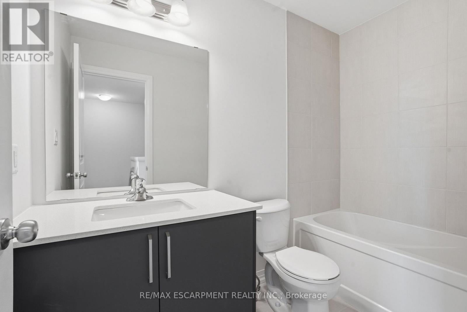 33 - 155 Equestrian Way, Cambridge, ON - Indoor Photo Showing Bathroom