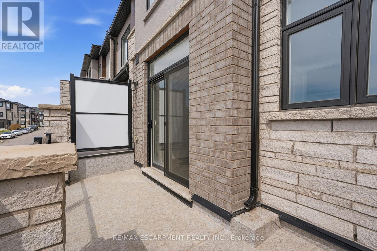 33 - 155 Equestrian Way, Cambridge, ON - Outdoor