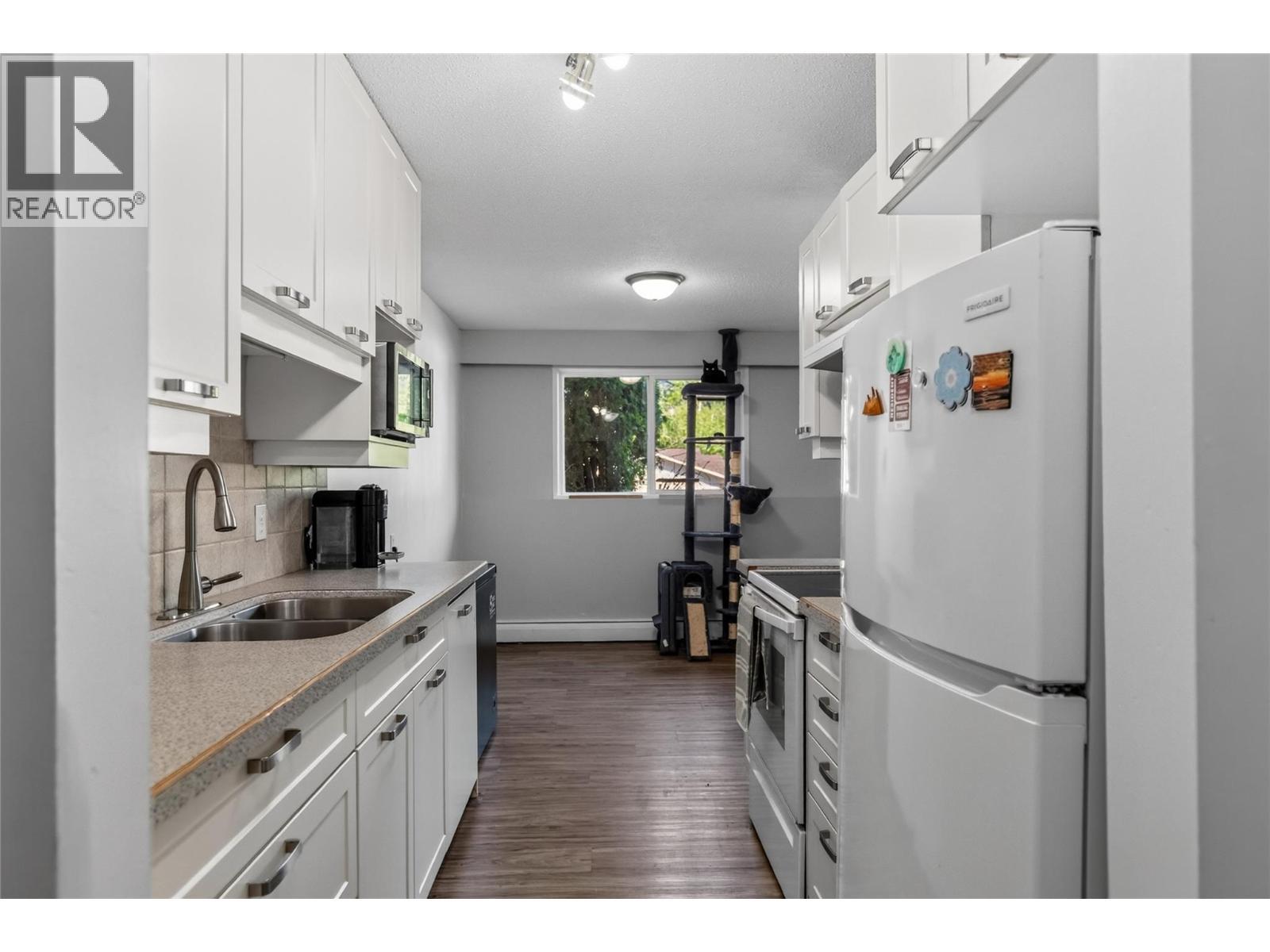 40 Ridgemont Avenue Unit# 101, Fernie, BC - Indoor Photo Showing Kitchen With Double Sink