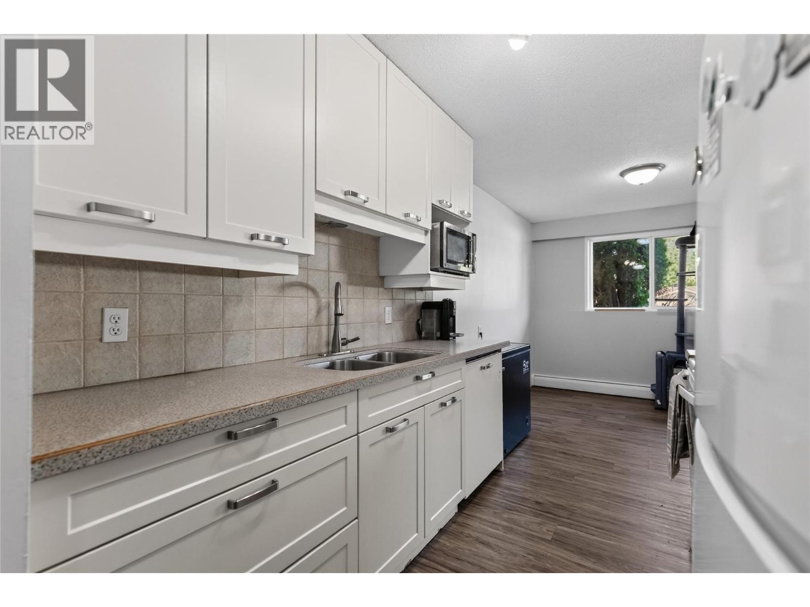 40 Ridgemont Avenue Unit# 101, Fernie, BC - Indoor Photo Showing Kitchen With Double Sink