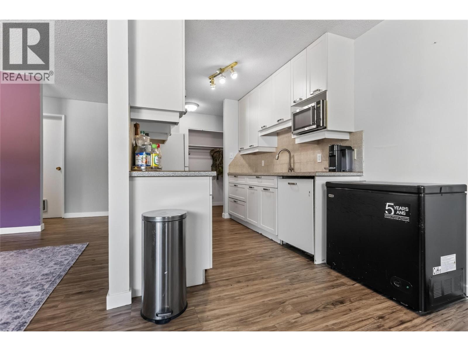 40 Ridgemont Avenue Unit# 101, Fernie, BC - Indoor Photo Showing Kitchen
