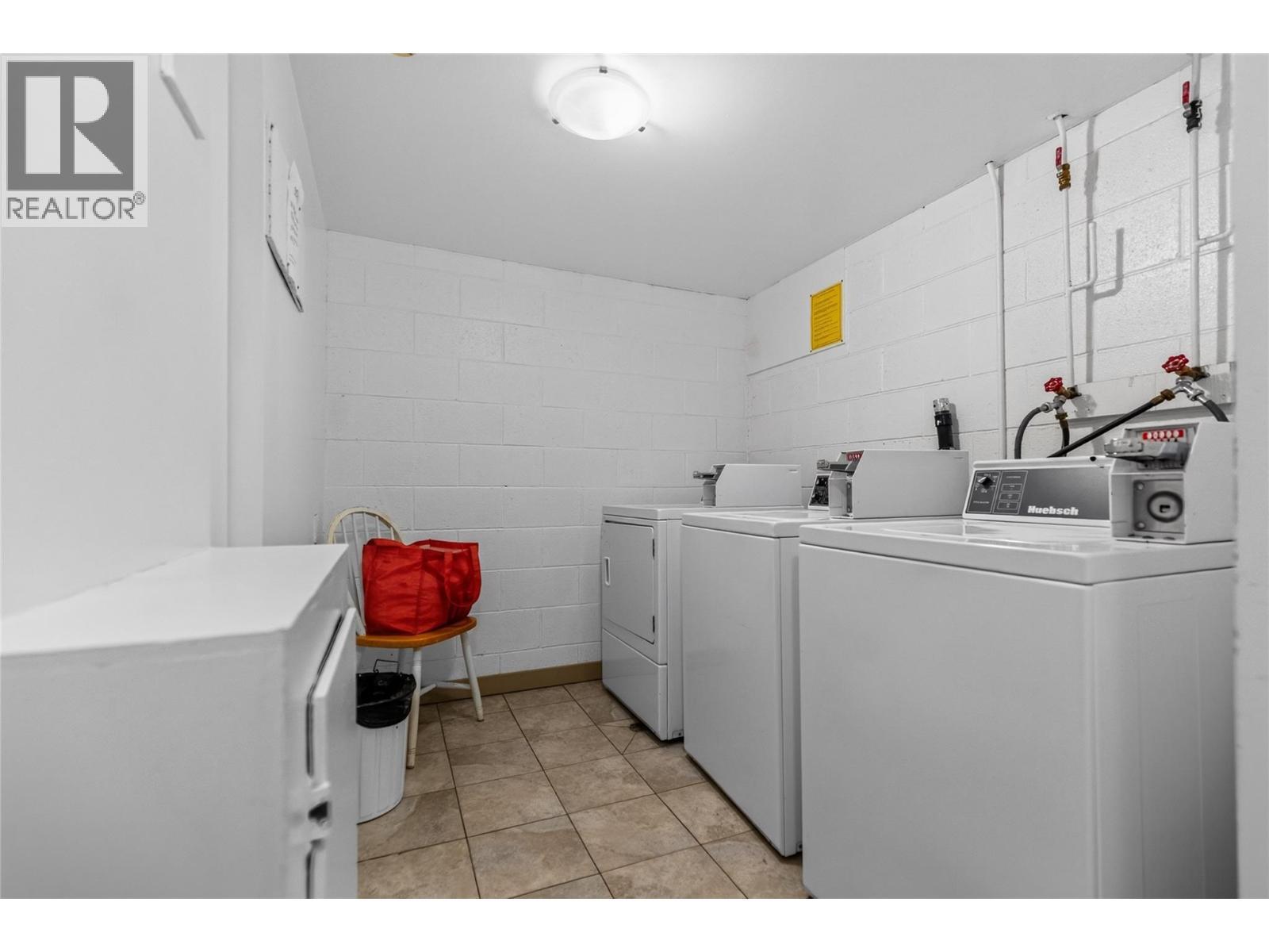 40 Ridgemont Avenue Unit# 101, Fernie, BC - Indoor Photo Showing Laundry Room